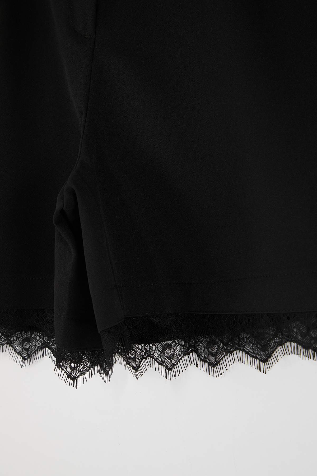 Trendyolmilla  Siyah Paçası Dantelli Dokuma Büyük Beden Şort TBBSS26AP00029 - Görsel 5