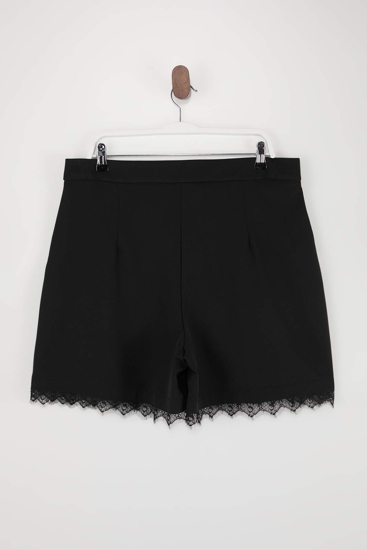 Trendyolmilla  Siyah Paçası Dantelli Dokuma Büyük Beden Şort TBBSS26AP00029 - Görsel 6