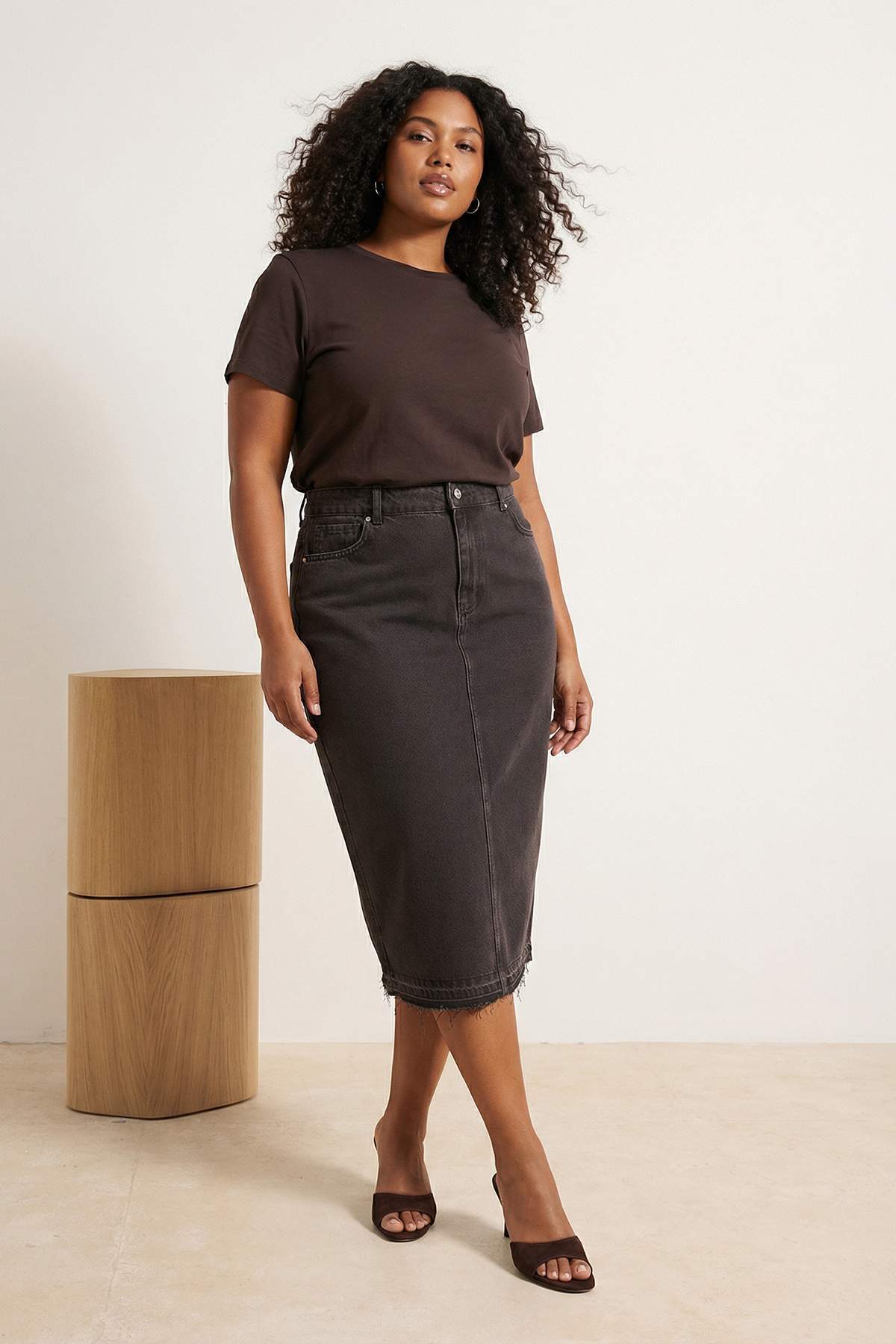 Trendyol Curve Brauner Midirock mit Vorderschlitz, 100 % Baumwolle, nicht deh...