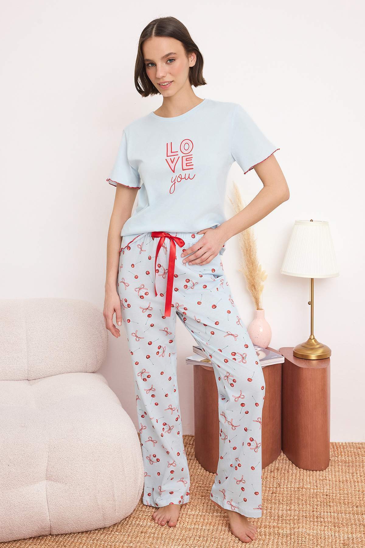 Trendyolmilla  Açık Mavi %100 Pamuklu Kiraz ve Kurdele/Fiyonk Desenli Örme Pijama Takımı THMSS25PT00188 - Görsel 2