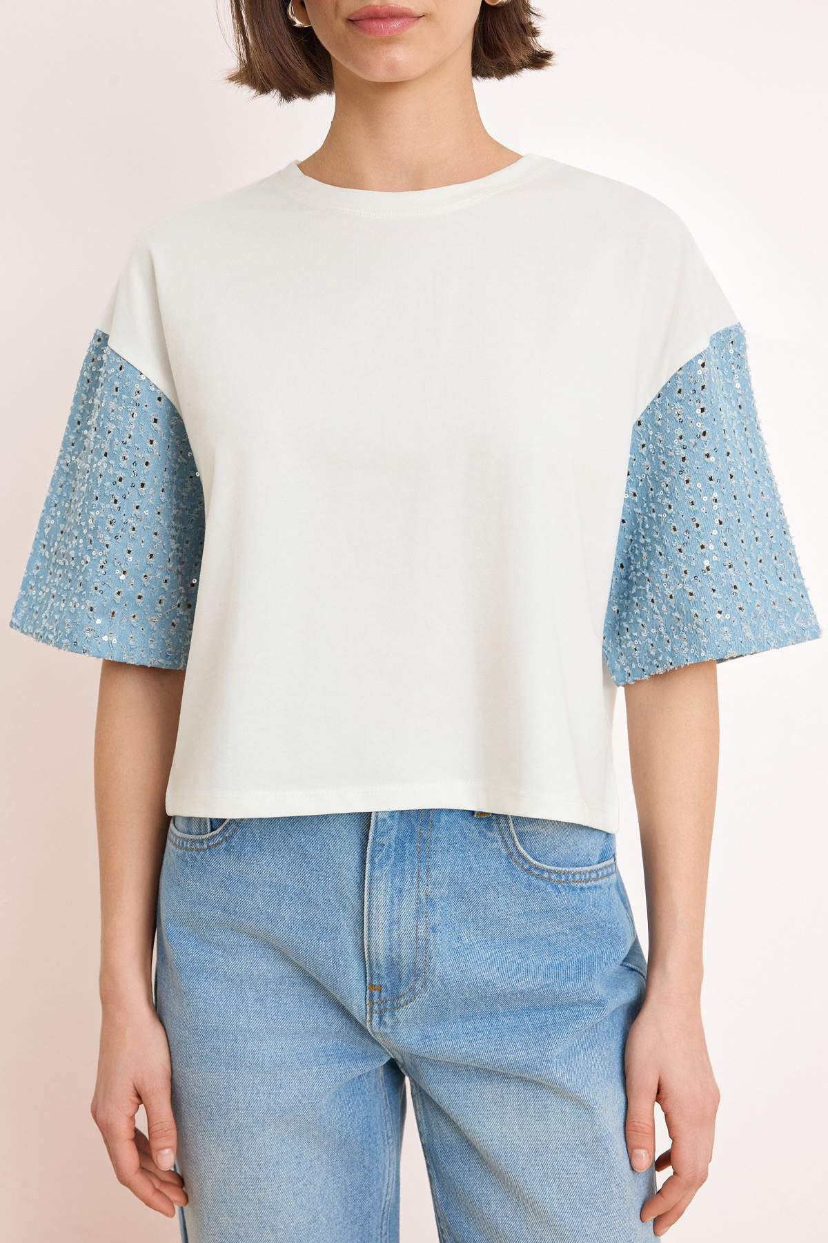 Trendyolmilla  Ekru Renk Bloklu Regular Bisiklet Yaka Dokuma Detaylı Pamuk Karışımlı Örme T-Shirt TWOSS26TS00223 - Görsel 3