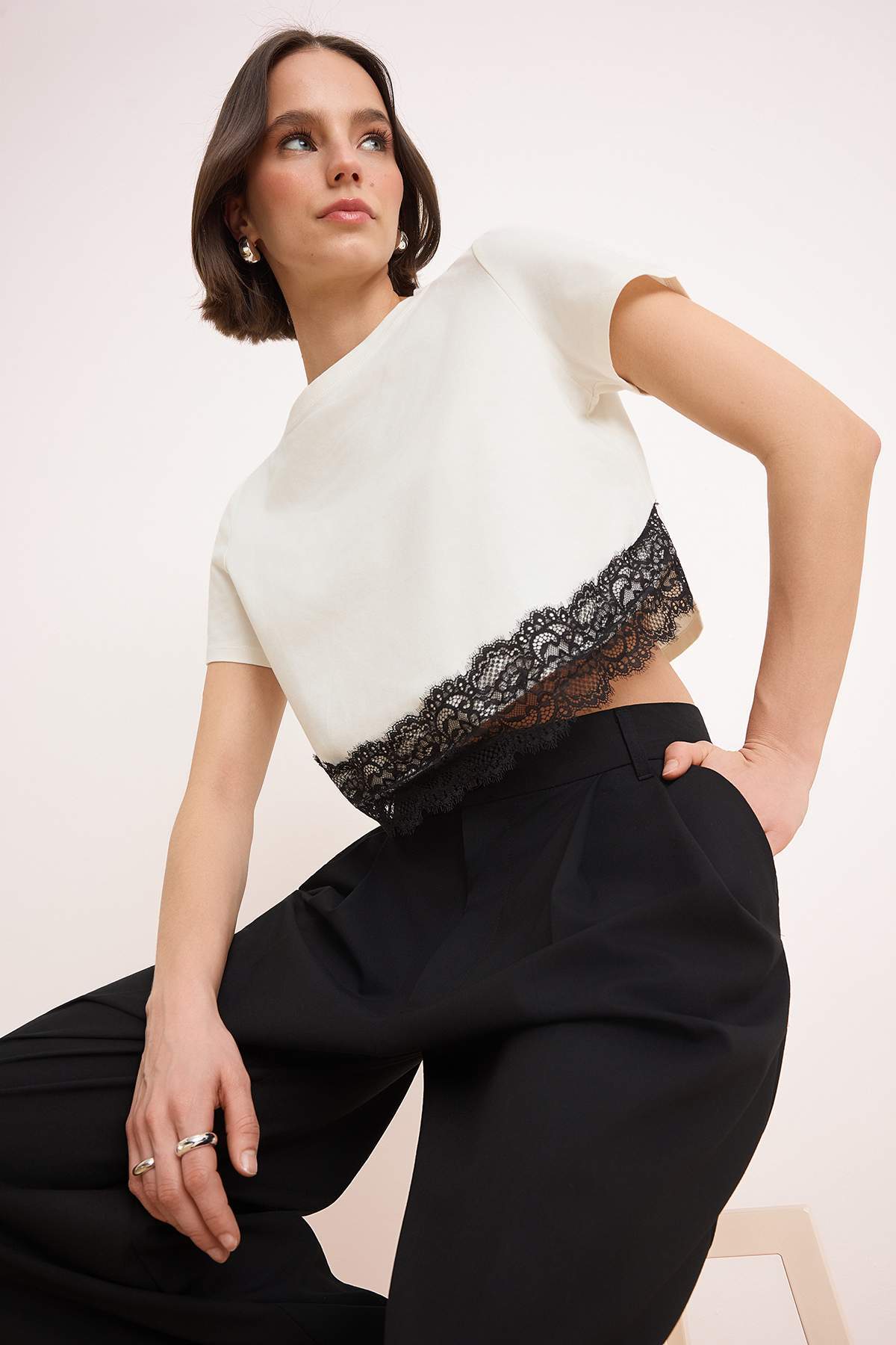 Trendyolmilla  Ekru Regular/Normal Kalıp Kısa Kollu Dantelli Tok %100 Pamuk Örme T-shirt TWOSS26TS00224 - Görsel 2