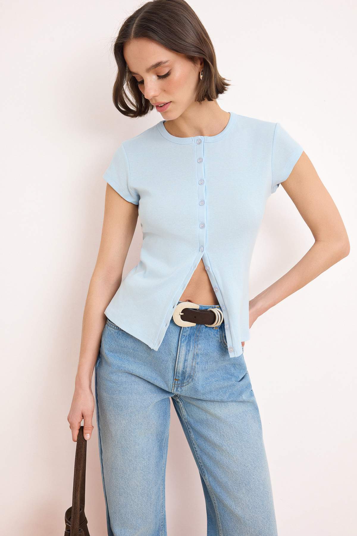 Trendyolmilla  Açık/Bebe Mavi Düğmeli Fitted/Vücuda Oturan Örme Bluz TWOSS25BZ00281 - Görsel 2