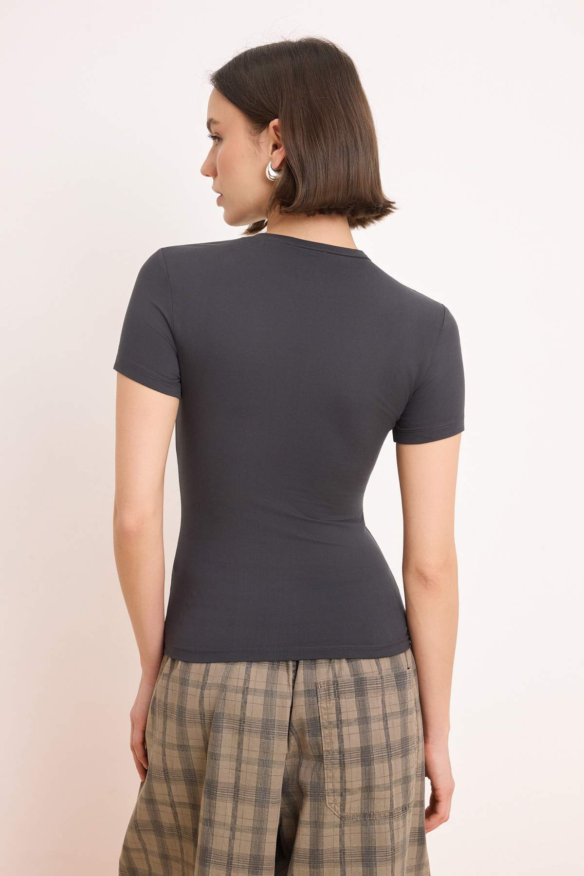 Trendyolmilla  Antrasit Fitted/Vücuda Oturan Kısa Kollu Poliamid Örme T-Shirt TWOSS26TS00151 - Görsel 4