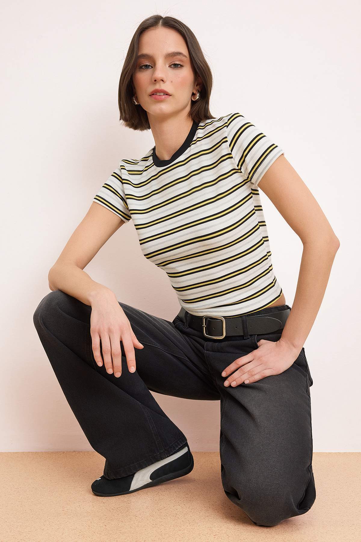 Trendyolmilla  Çok Renkli Çizgili Fitted/Vücuda Oturan Kısa Kollu Yumuşak Örme T-Shirt TWOSS26TS00146