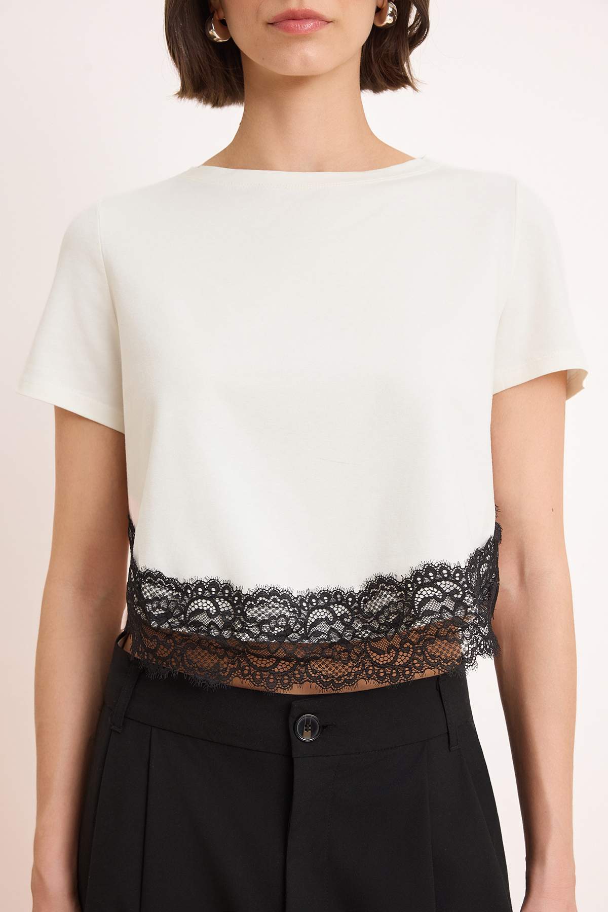 Trendyolmilla  Ekru Regular/Normal Kalıp Kısa Kollu Dantelli Tok %100 Pamuk Örme T-shirt TWOSS26TS00224 - Görsel 3