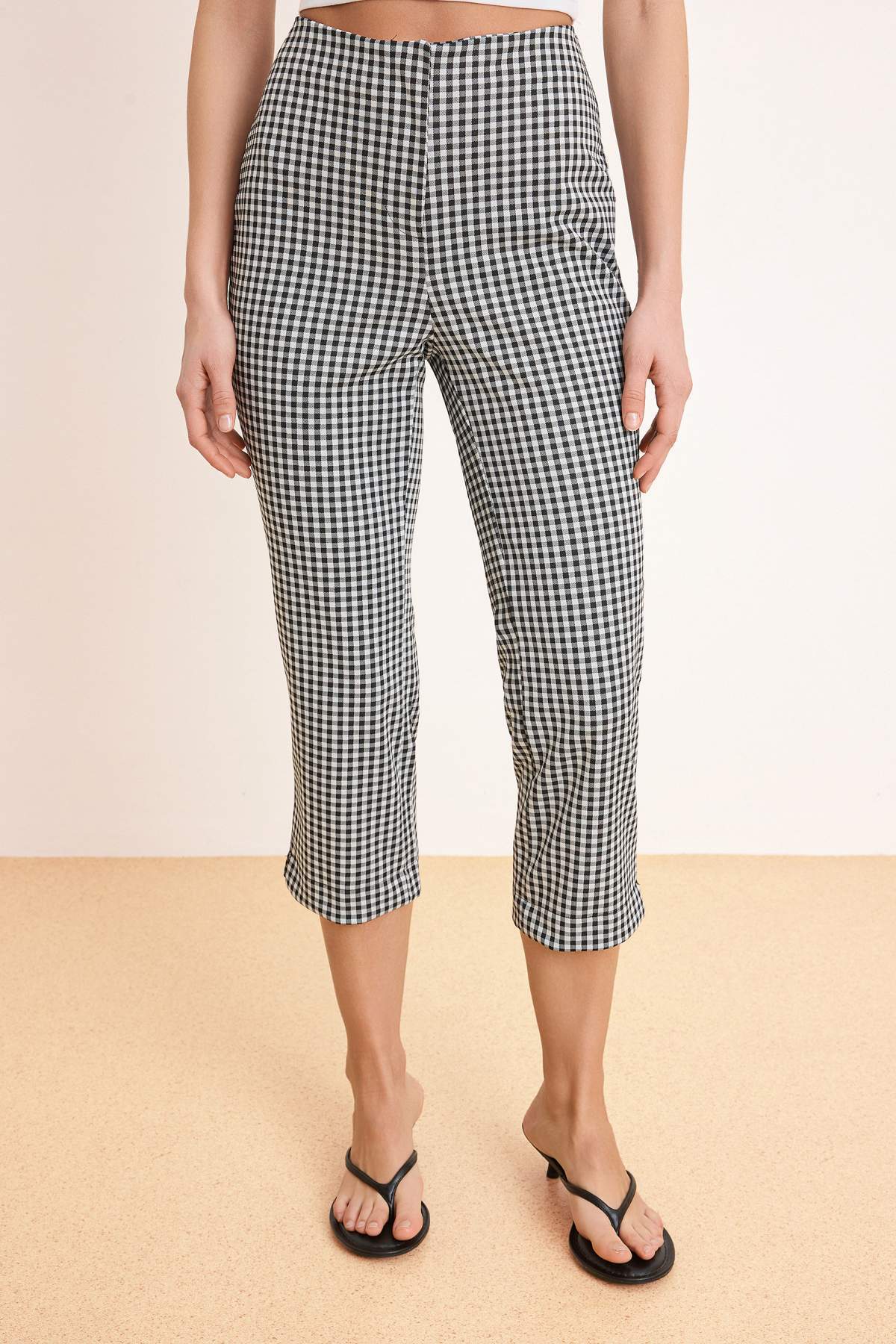 Trendyolmilla  Siyah Ekose Culotte Fit Normal Bel Boru Paça Kapri Jakarlı Örme Pantolon TWOSS26PL00064 - Görsel 3