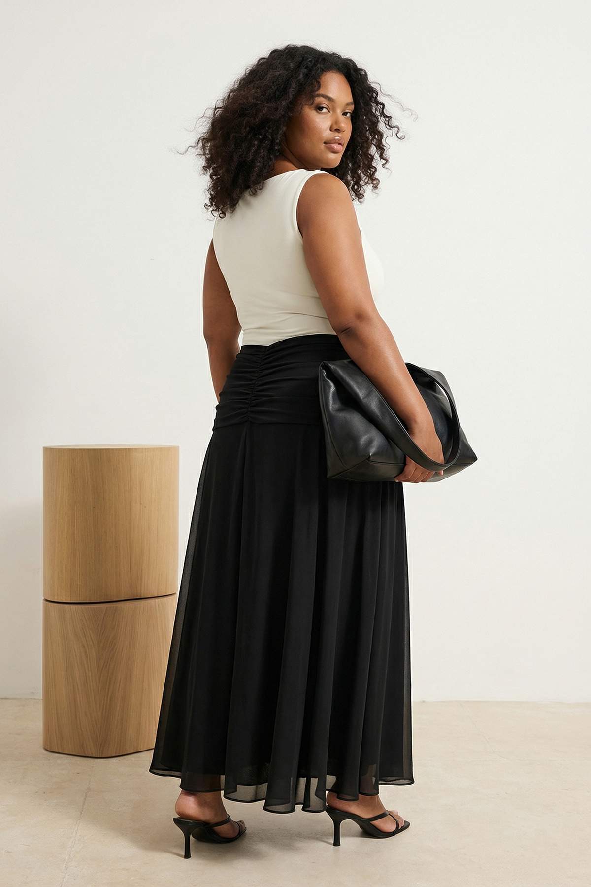 Trendyolmilla  Siyah Maxi Büzgü/Drape Detaylı Boho/Boho Chic Basklılı Tül Esnek Örme Etek TBBAW26AZ00059 - Görsel 2