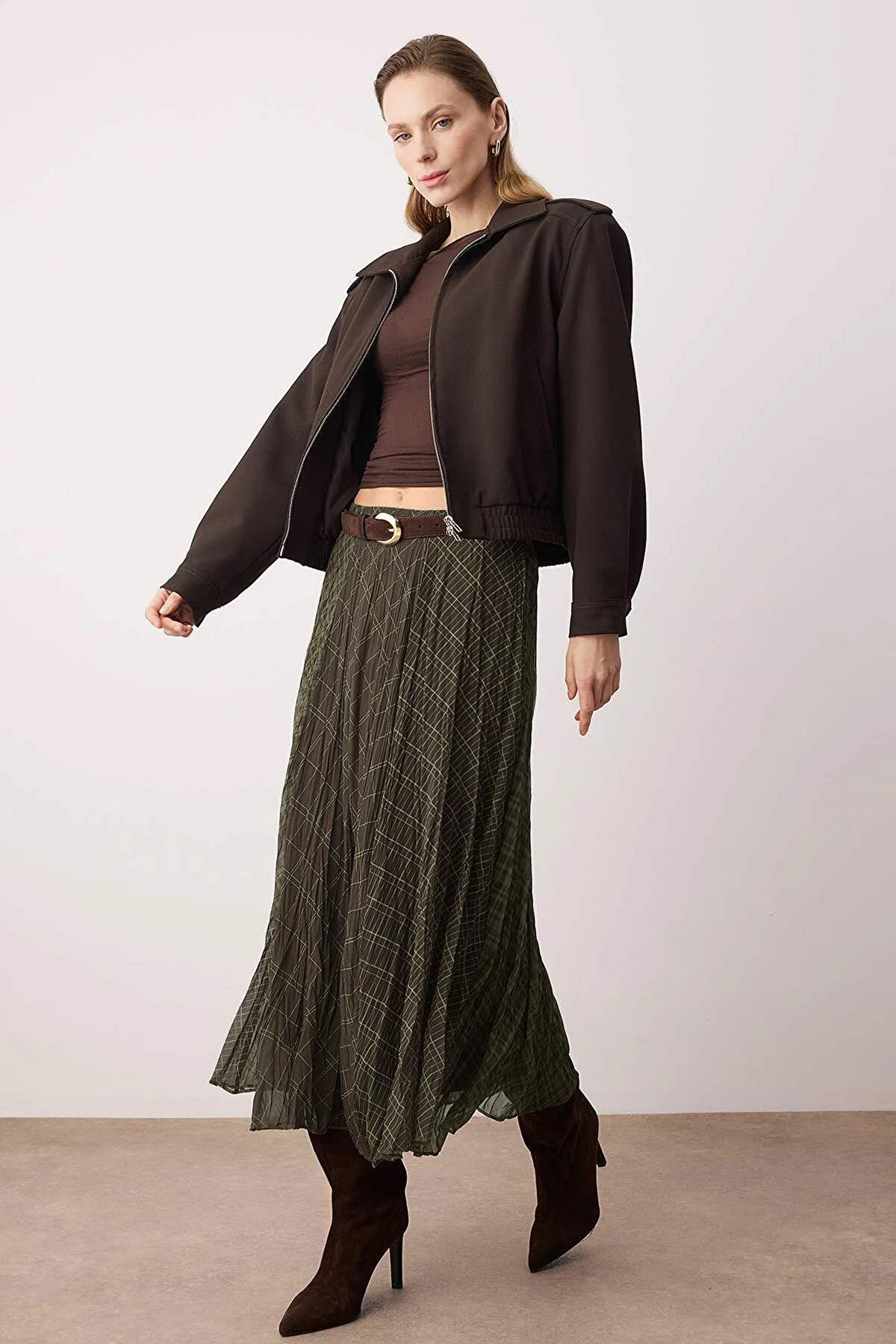 Trendyolmilla  Haki-Kahverengi Ekoseli Astarlı Şifon Kırışık Efektli Maxi Asimetrik Etek TWOSS26ET00045 - Görsel 5