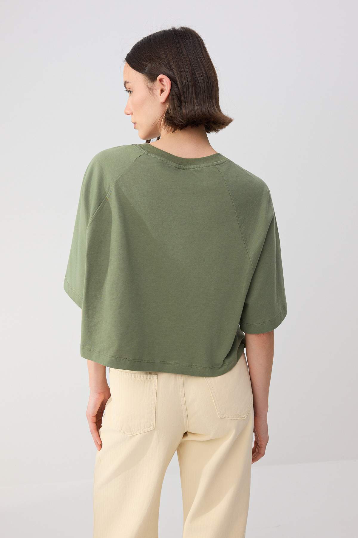 Trendyolmilla  Wardrobe Essentials-Haki Boxy/Rahat Kalıp Kısa Kollu Crop %100 Pamuk Örme T-Shirt TWOSS26TS00006 - Görsel 4