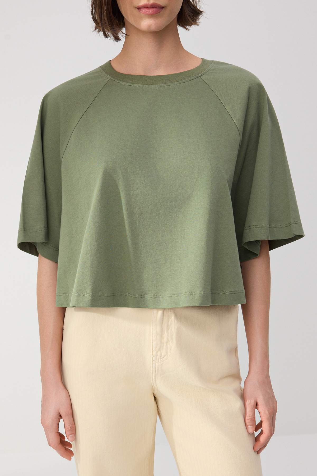 Trendyolmilla  Wardrobe Essentials-Haki Boxy/Rahat Kalıp Kısa Kollu Crop %100 Pamuk Örme T-Shirt TWOSS26TS00006 - Görsel 3