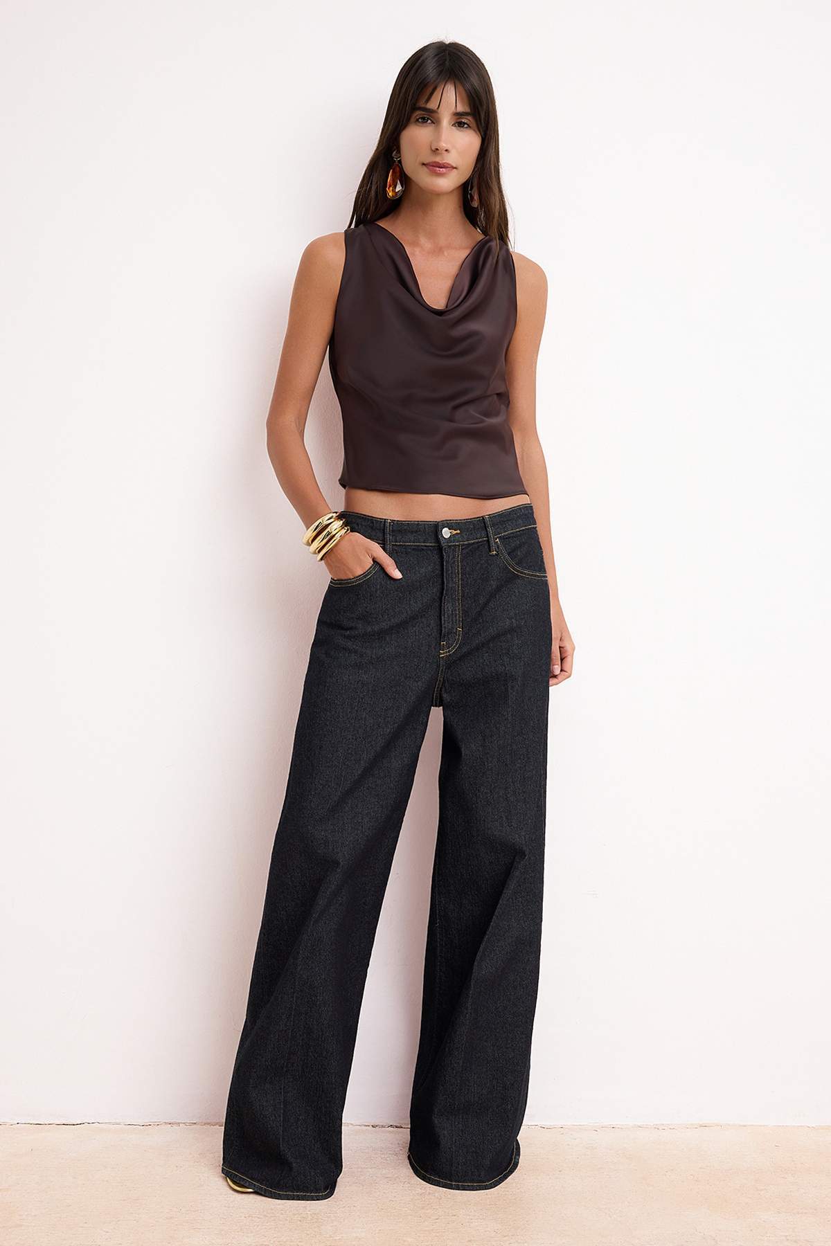 Trendyolmilla  Koyu Kahverengi Düz Degaje Yaka Kolsuz Dokuma Saten Bluz TPRSS26BZ00069 - Görsel 2