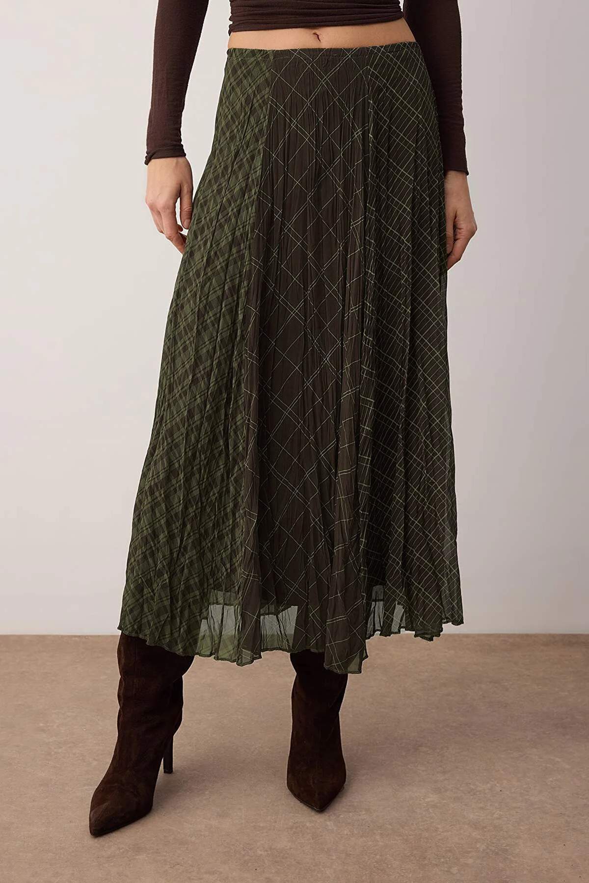 Trendyolmilla  Haki-Kahverengi Ekoseli Astarlı Şifon Kırışık Efektli Maxi Asimetrik Etek TWOSS26ET00045 - Görsel 4