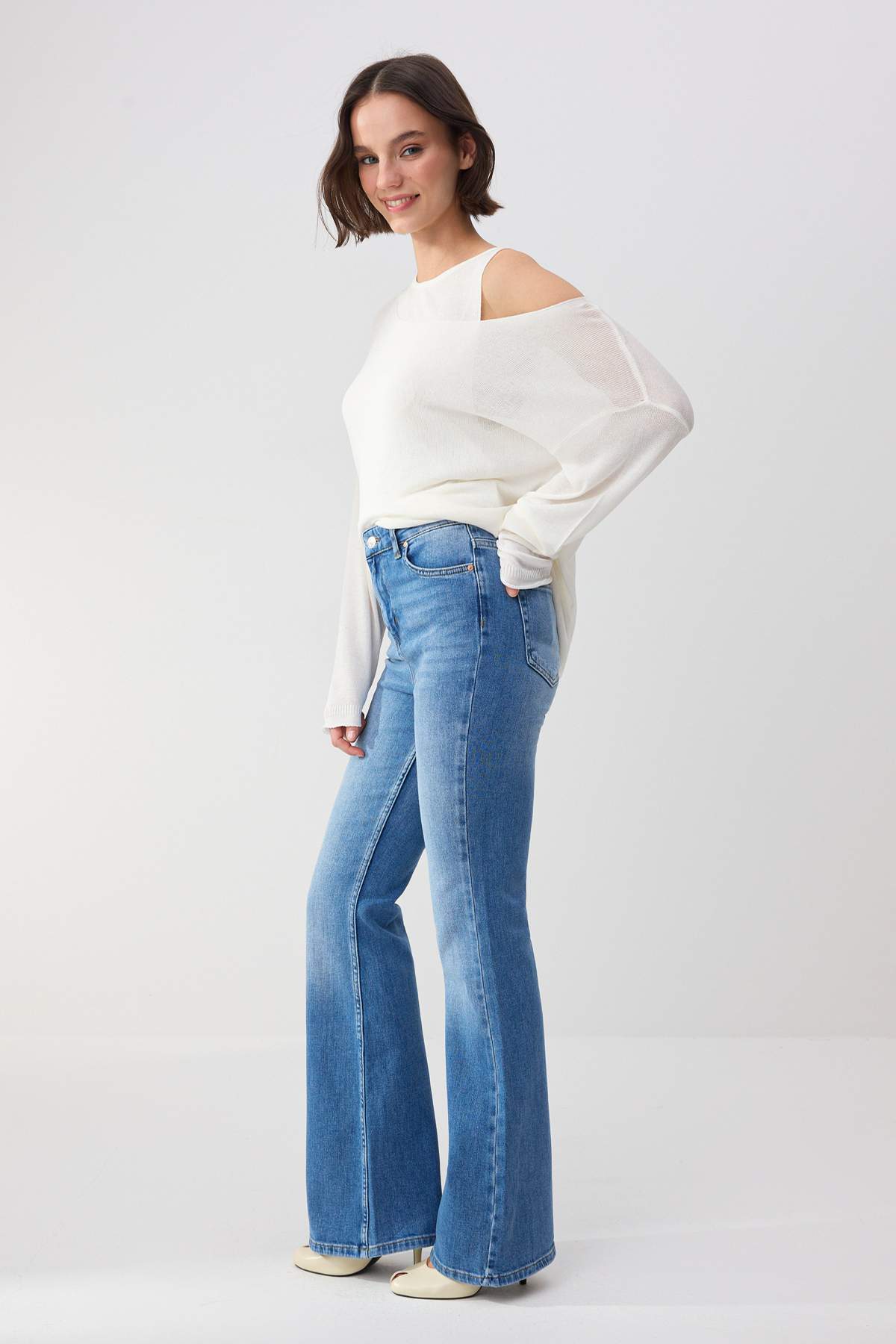 Trendyolmilla  Trendyolmilla Wardrope Essentials Mavi DÖKÜMLÜ Yüksek Bel Orta Esnek Flare Jeans TWOSS26JE00106 - Görsel 2