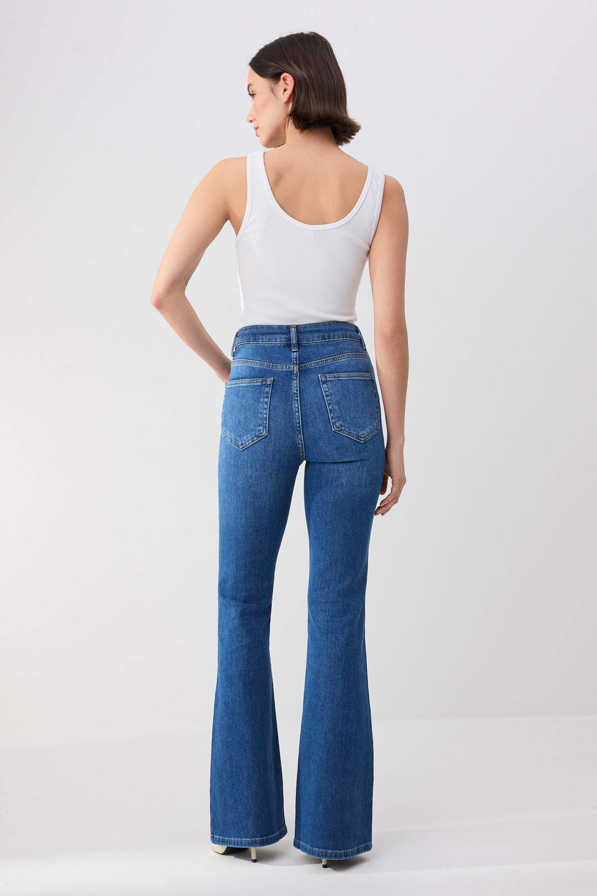Trendyolmilla  Trendyolmilla Wardrope Essentials Koyu Mavi DÖKÜMLÜ Yüksek Bel Orta Esnek Flare Jeans TWOSS26JE00106 - Görsel 4
