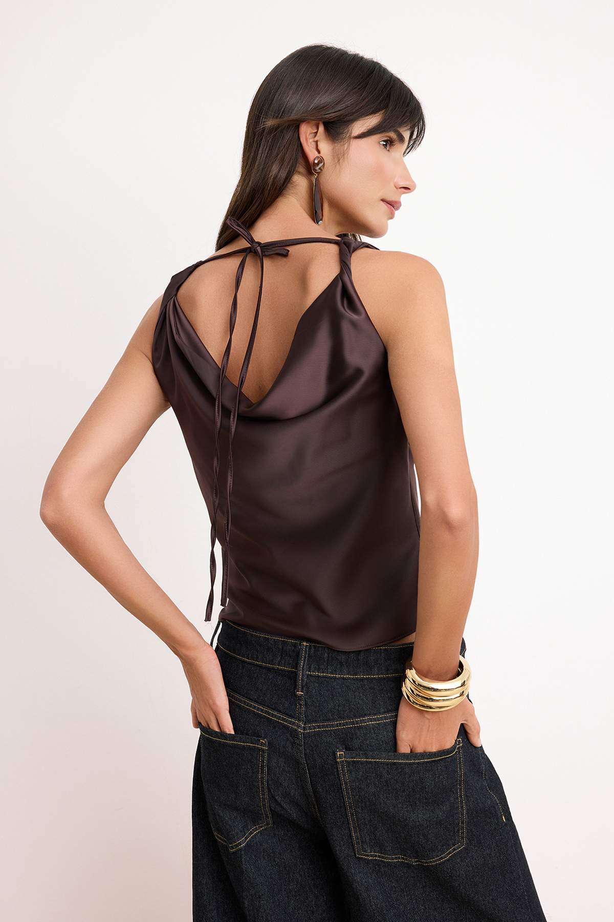 Trendyolmilla  Koyu Kahverengi Düz Degaje Yaka Kolsuz Dokuma Saten Bluz TPRSS26BZ00069 - Görsel 4