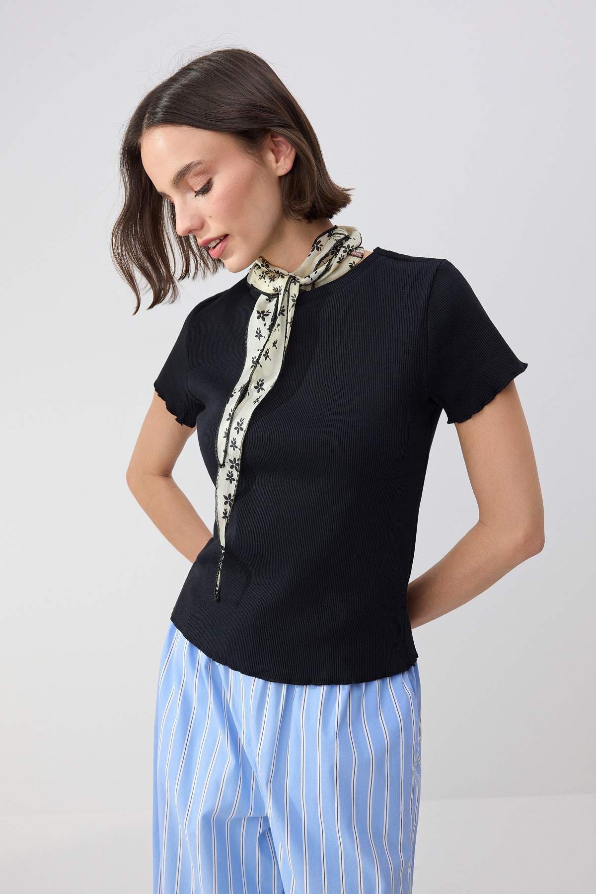 Trendyolmilla  Wardrobe Essentials-Siyah-Ekru 2'li Paket Fitted/Vücuda Oturan Esnek Örme T-Shirt TWOSS26TS00154 - Görsel 5