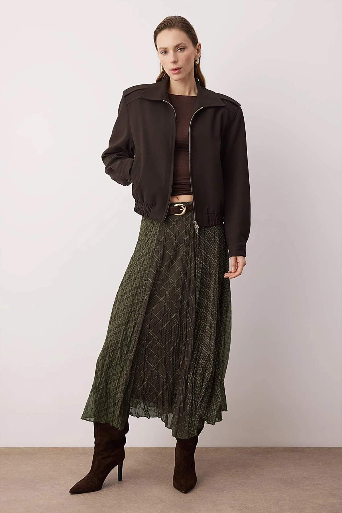 Trendyolmilla  Haki-Kahverengi Ekoseli Astarlı Şifon Kırışık Efektli Maxi Asimetrik Etek TWOSS26ET00045 - Görsel 3