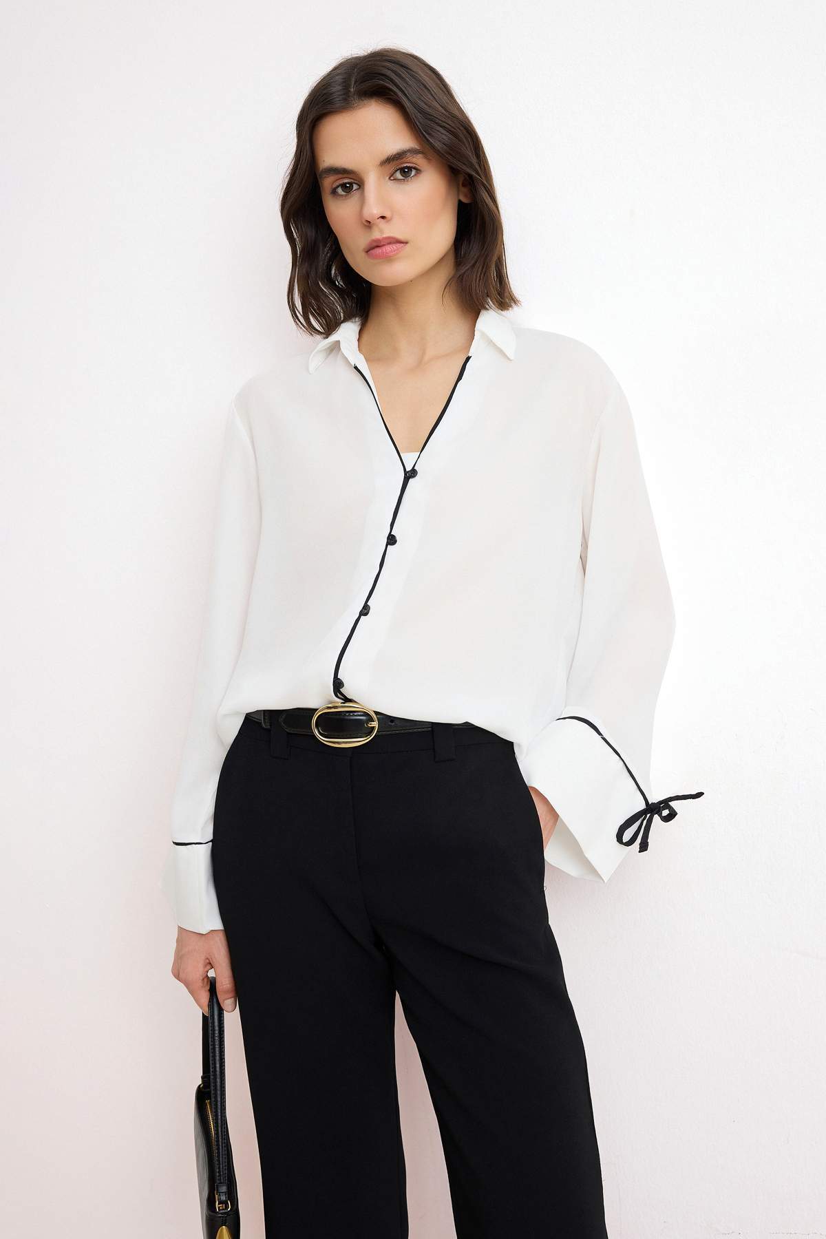 Trendyolmilla  Beyaz Siyah Kontrast Biye Detaylı Gömlek TWOSS26GO00113