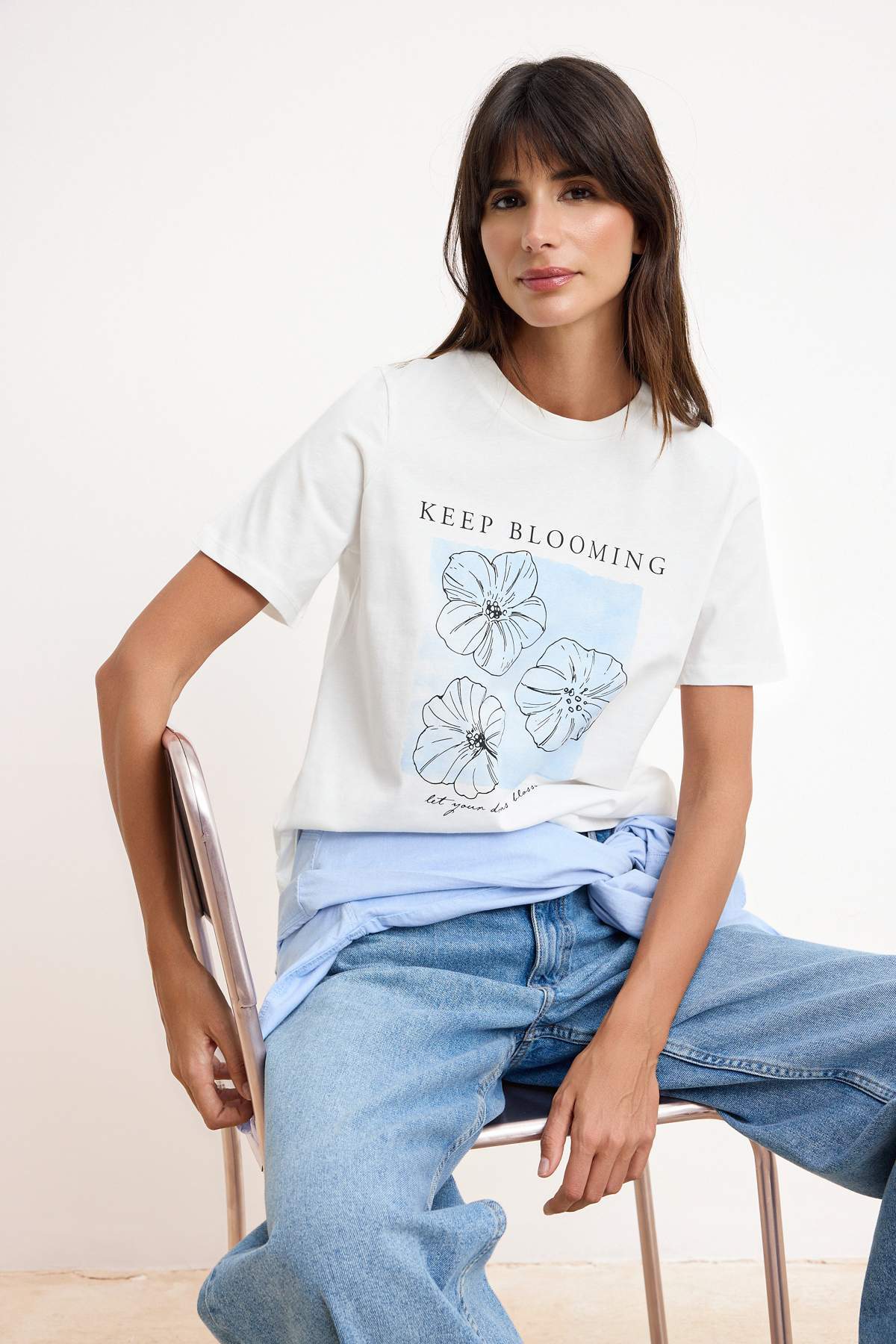 Trendyolmilla Ekru Çiçekli Regular/Normal Kalıp Kısa Kollu Nakışlı %100 Pamuk Örme T-Shirt TWOSS26TS00074