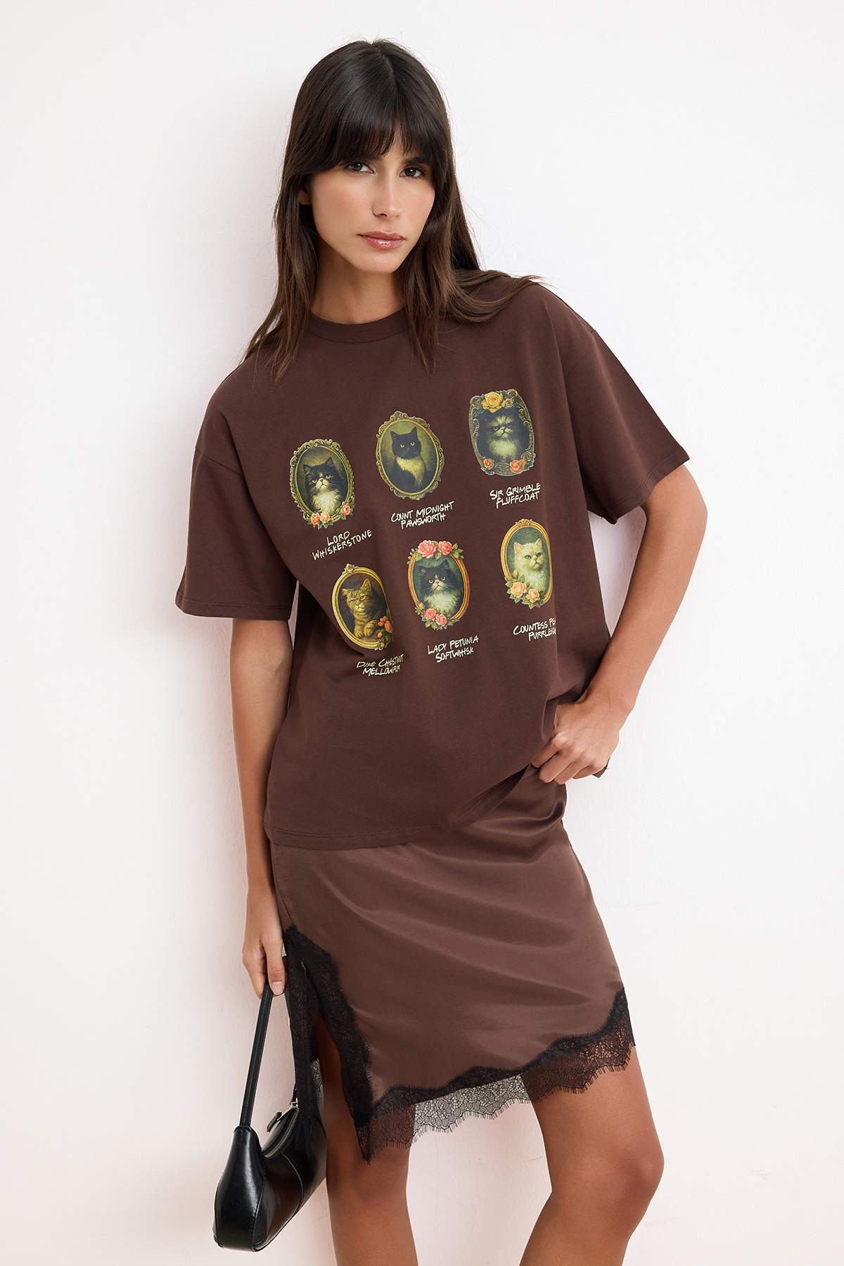 Trendyolmilla  Kahverengi Baskılı Oversize/Geniş Kalıp Kısa Kollu Tok %100 Pamuk Örme T-Shirt TWOSS26TS00176