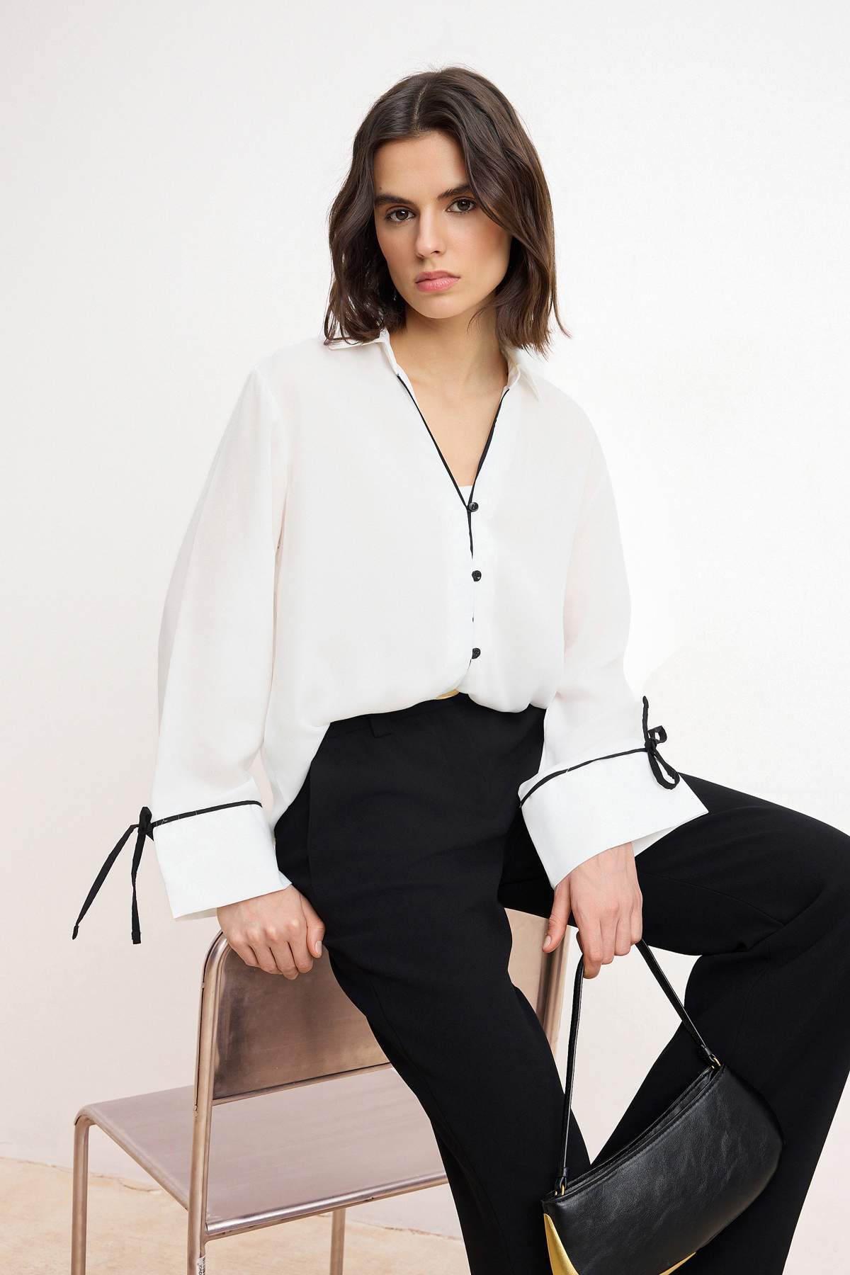 Trendyolmilla  Beyaz Siyah Kontrast Biye Detaylı Gömlek TWOSS26GO00113 - Görsel 2