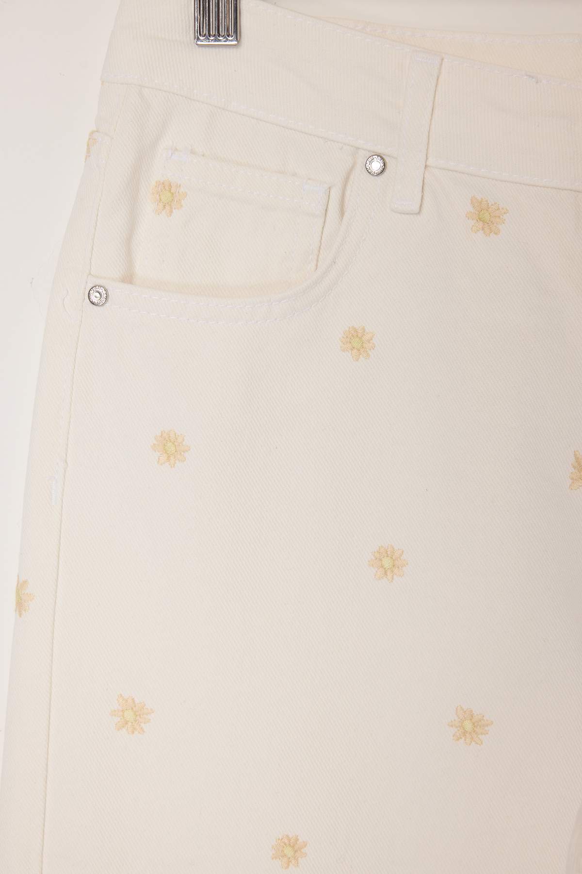 Trendyolmilla  Beyaz Yüksek Bel Wide Leg Çiçek Nakışlı %100 Pamuklu Jeans TWOSS26JE00226 - Görsel 7