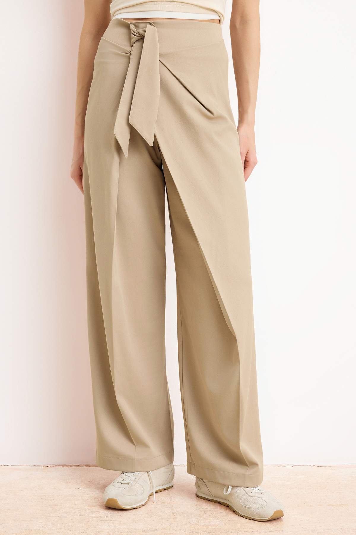 Trendyolmilla  Bej Bağlama Detaylı Wide Leg/Geniş Paça Kumaş Pantolon TWOSS26PL00068 - Görsel 3