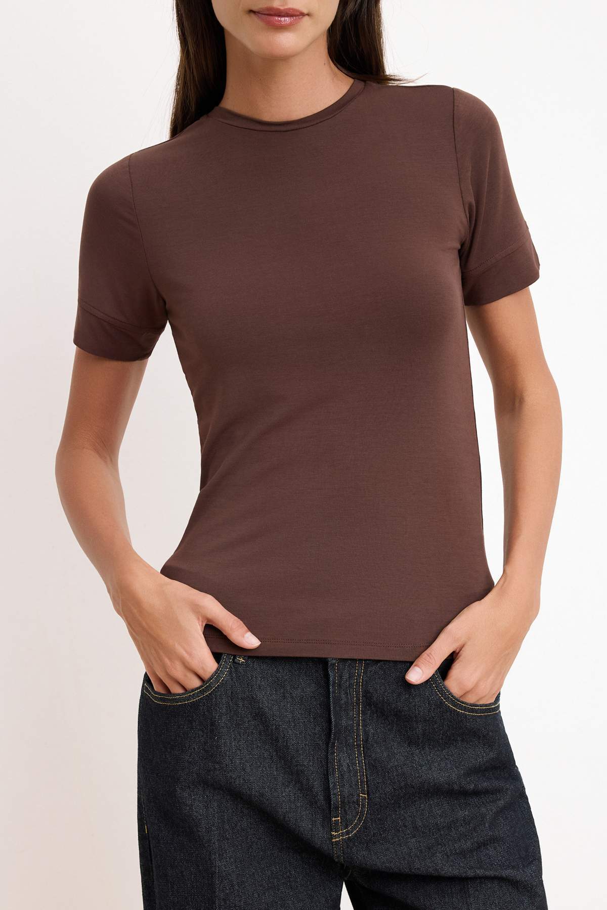 Trendyolmilla  More Sustaniable Koyu Kahverengi Fitted/Vücuda Oturan Kısa Kollu Modal Örme T-Shirt TWOSS26TS00113 - Görsel 3