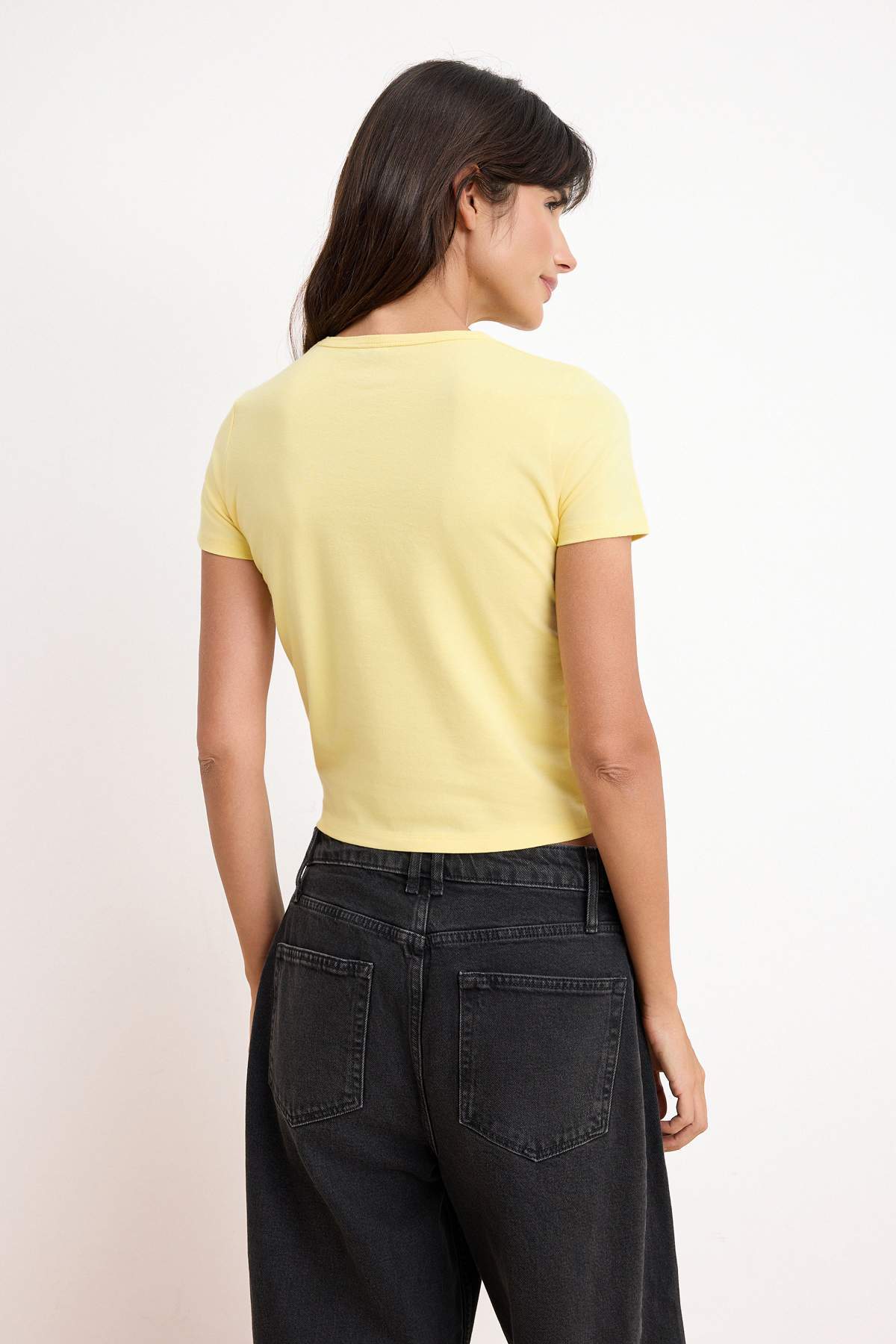 Trendyolmilla  Sarı Fitted/Vücuda Oturan Esnek Crop Bisiklet Yaka Kısa Kol Baskılı Örme T-Shirt TWOSS25TS00082 - Görsel 4