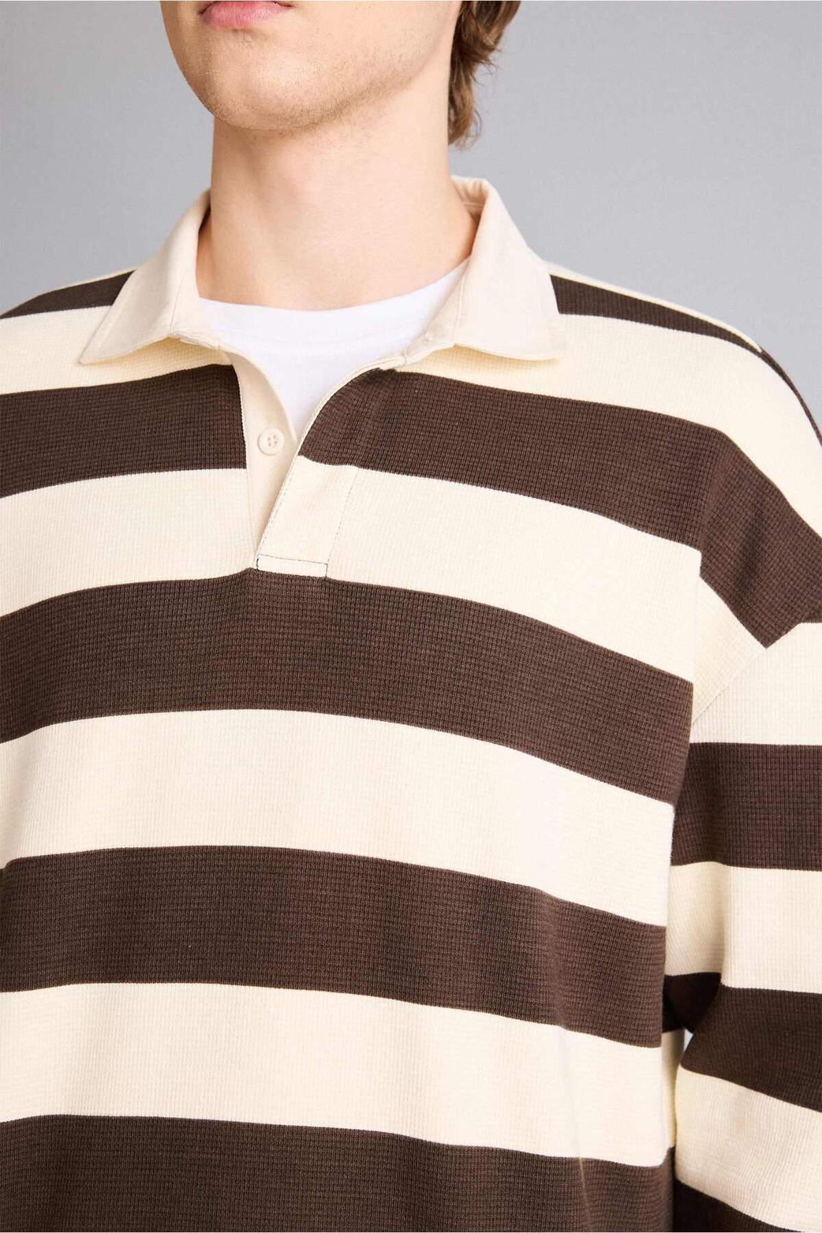 Boxy Fit Polo Yaka Waffle Sweatshirt E8440AX25AU — قهوه‌ای — تصویر 4 از 5