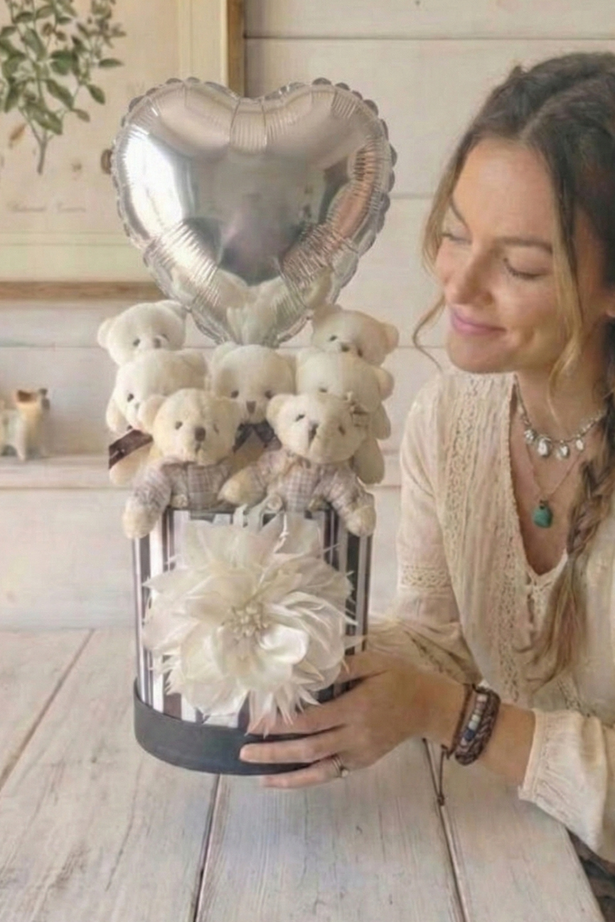 Livra Gift Premium Çizgili Kutuda 7’li Beyaz Peluş Ayıcık Buketi - Gümüş Kalp ve El Yapımı Süs - Kadınlar Günü fotoğrafı 2 (önizleme)
