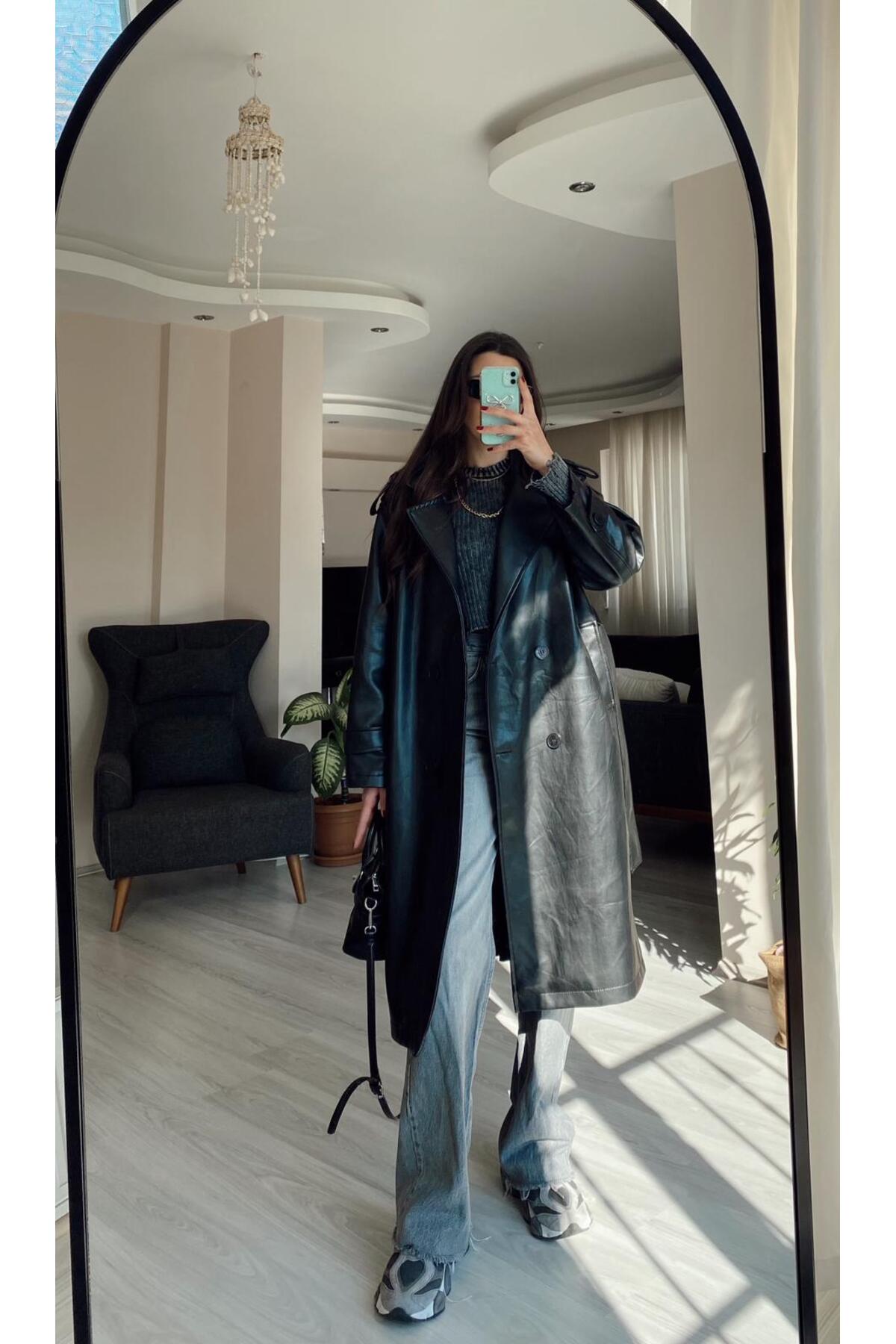 Hacer Balcı  Siyah Astarlı Kuşaklı Rüzgar Geçirmez Deri Kaban - Görsel 2