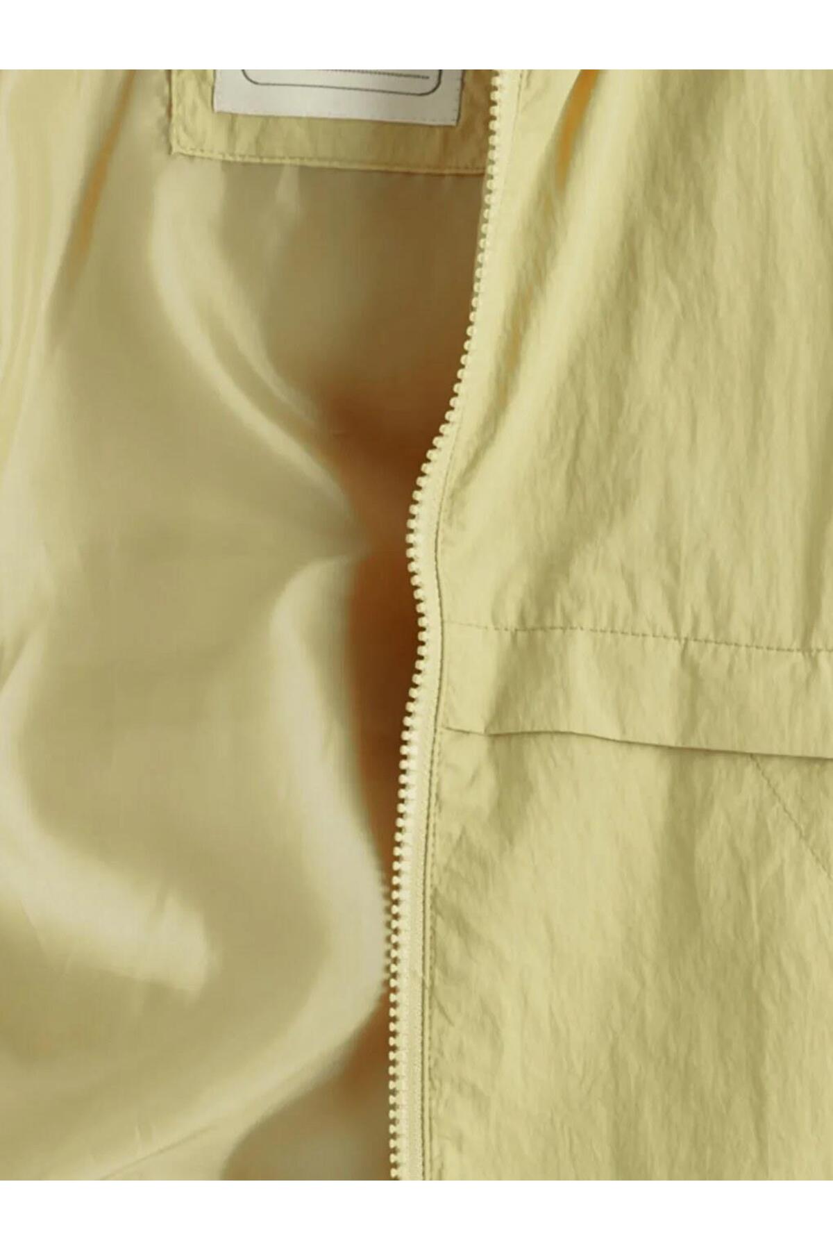 LC Waikiki Sarı Kapüşonlu Erkek Çocuk Yağmurluk (S6) fotoğrafı 2 (önizleme)