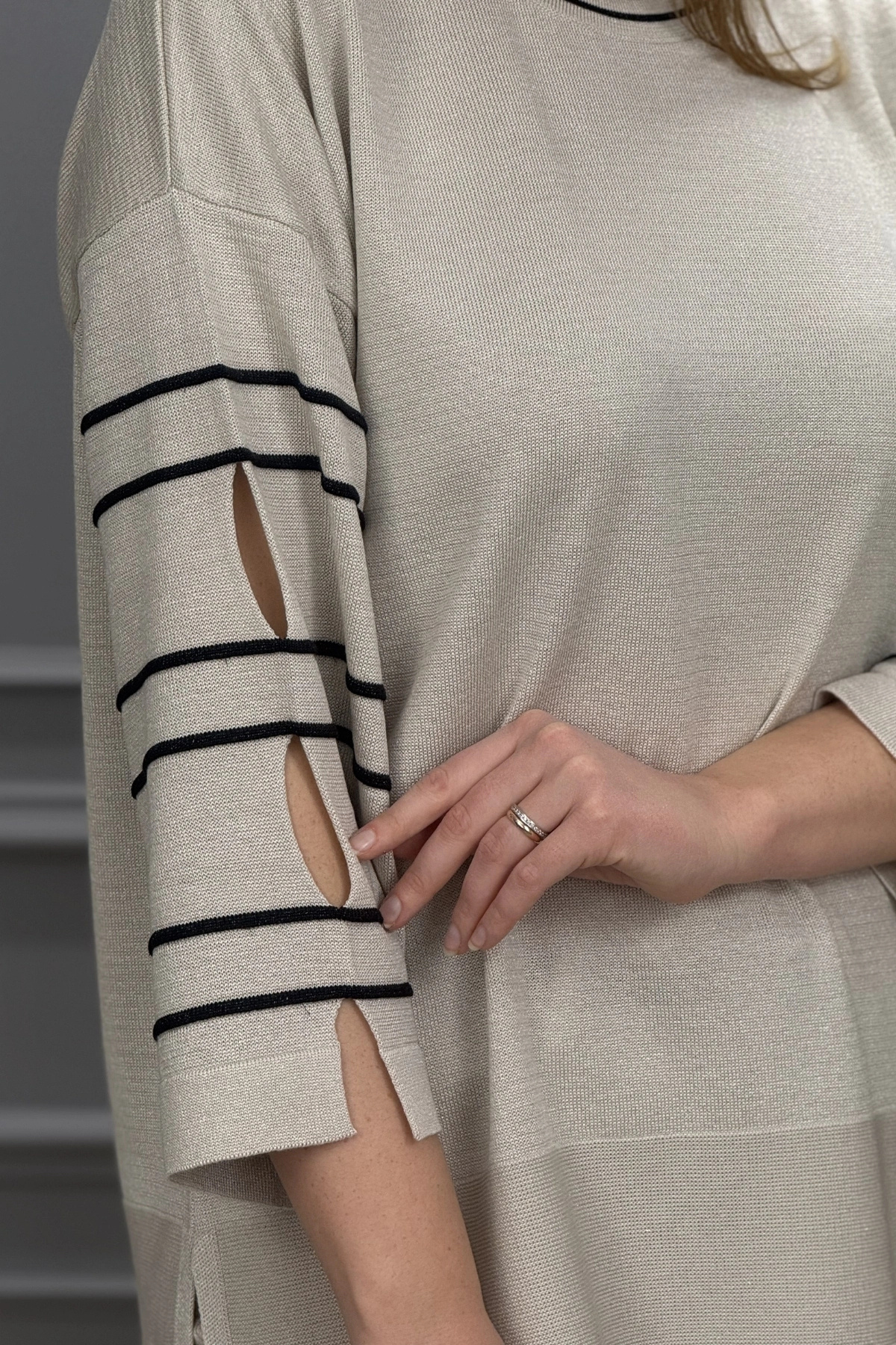 Bİ.GİYSEN  Kadın BEJ Bisiklet Yaka Kol Ve Eteği Yırtmaçlı Likralı Yumuşak Dokulu Simli İnce Merserize Triko - Görsel 2