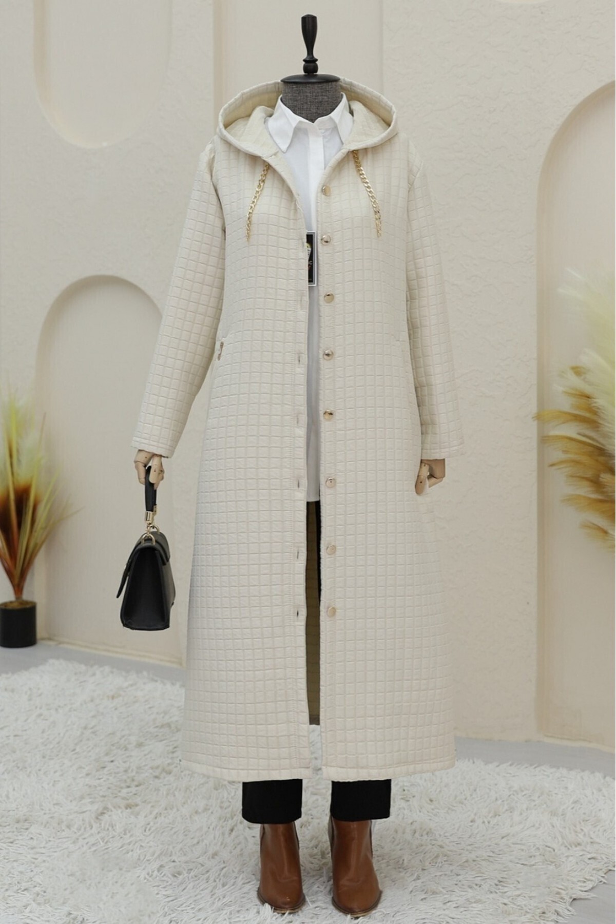 HİJABAYA  Yakası Zincir Detaylı Uzun Kapitone Kaban - Görsel 3