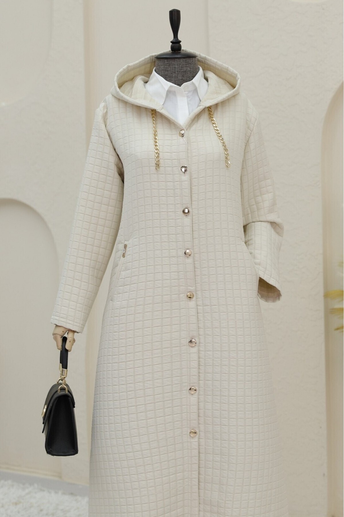 HİJABAYA  Yakası Zincir Detaylı Uzun Kapitone Kaban - Görsel 4