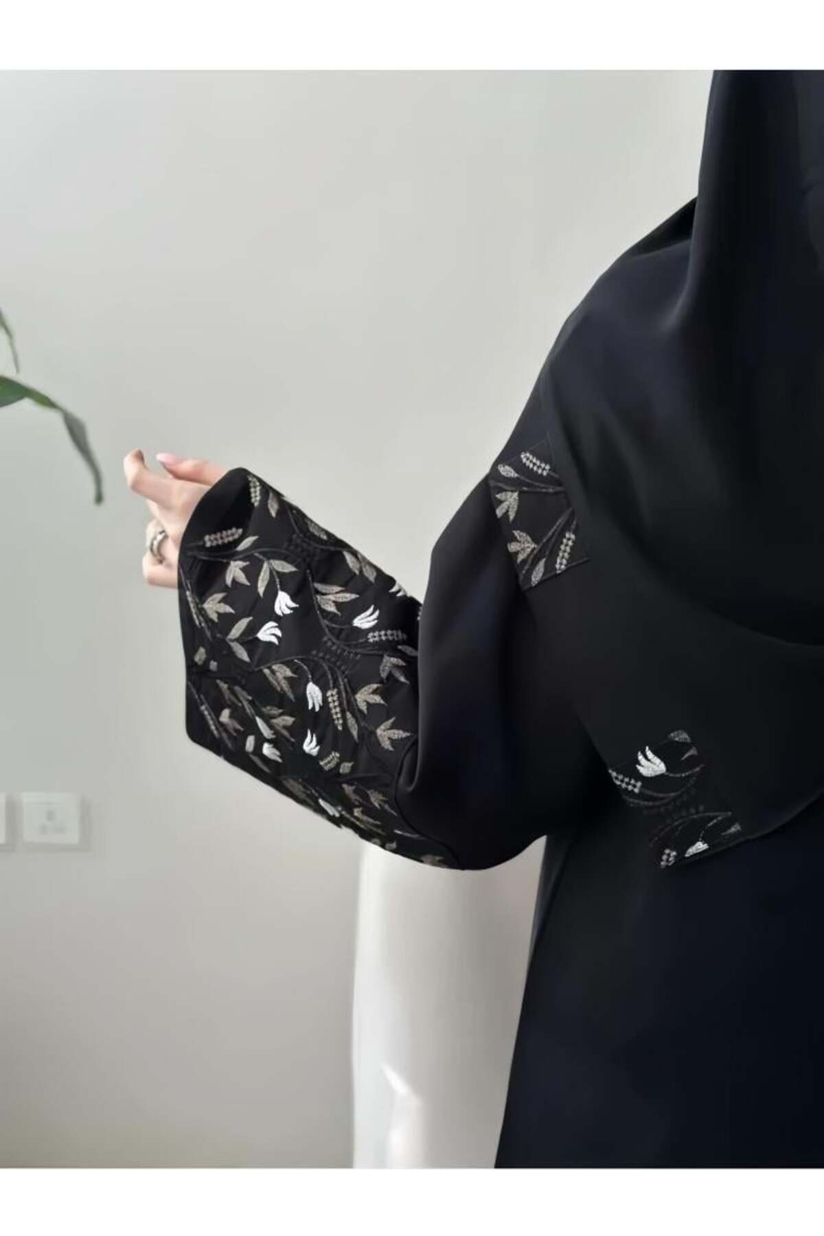 عباية نورة -عباية سوداء لمار -بتطريز فاخر على الاك...