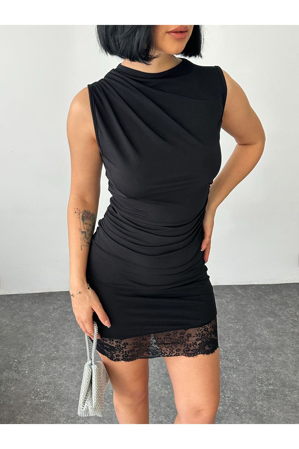 Kadın Siyah Drapeli Mini Elbise – Kolsuz Bisiklet Yaka Dantel Detaylı Bodycon