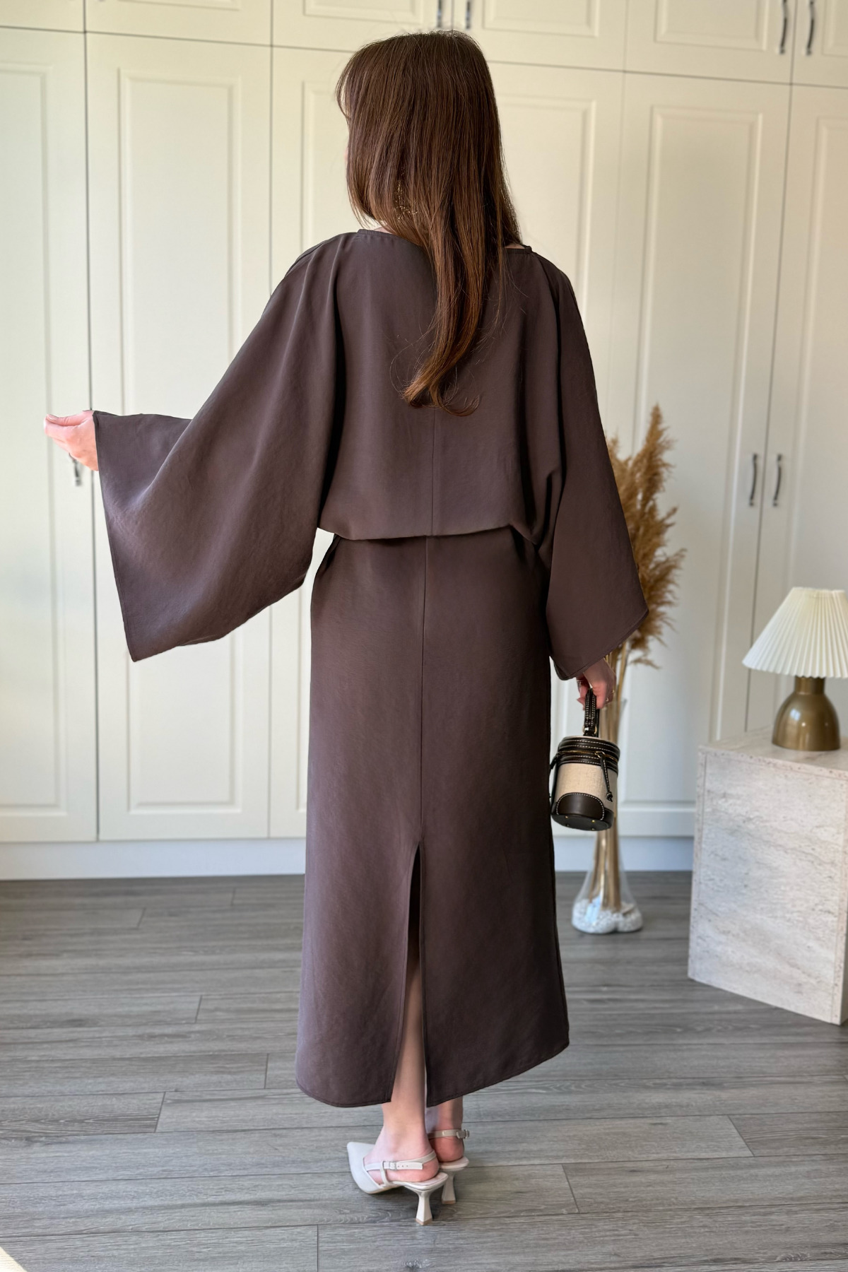 Dilay Gökoğlu Butik  Yarasa Kol Arkadan Bağlamalı Dökümlü Zarif Maxi Kahverengi Elbise - Görsel 9