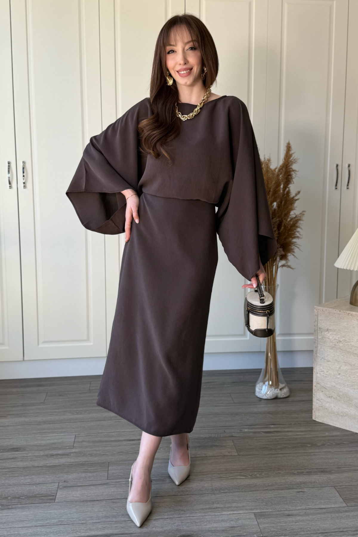 Dilay Gökoğlu Butik  Yarasa Kol Arkadan Bağlamalı Dökümlü Zarif Maxi Kahverengi Elbise - Görsel 5