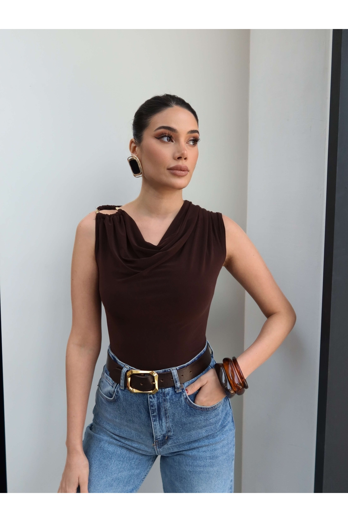 ESRAHELVACI  Sıfır Kol Tokalı Degaje Yaka Bluz - Görsel 3