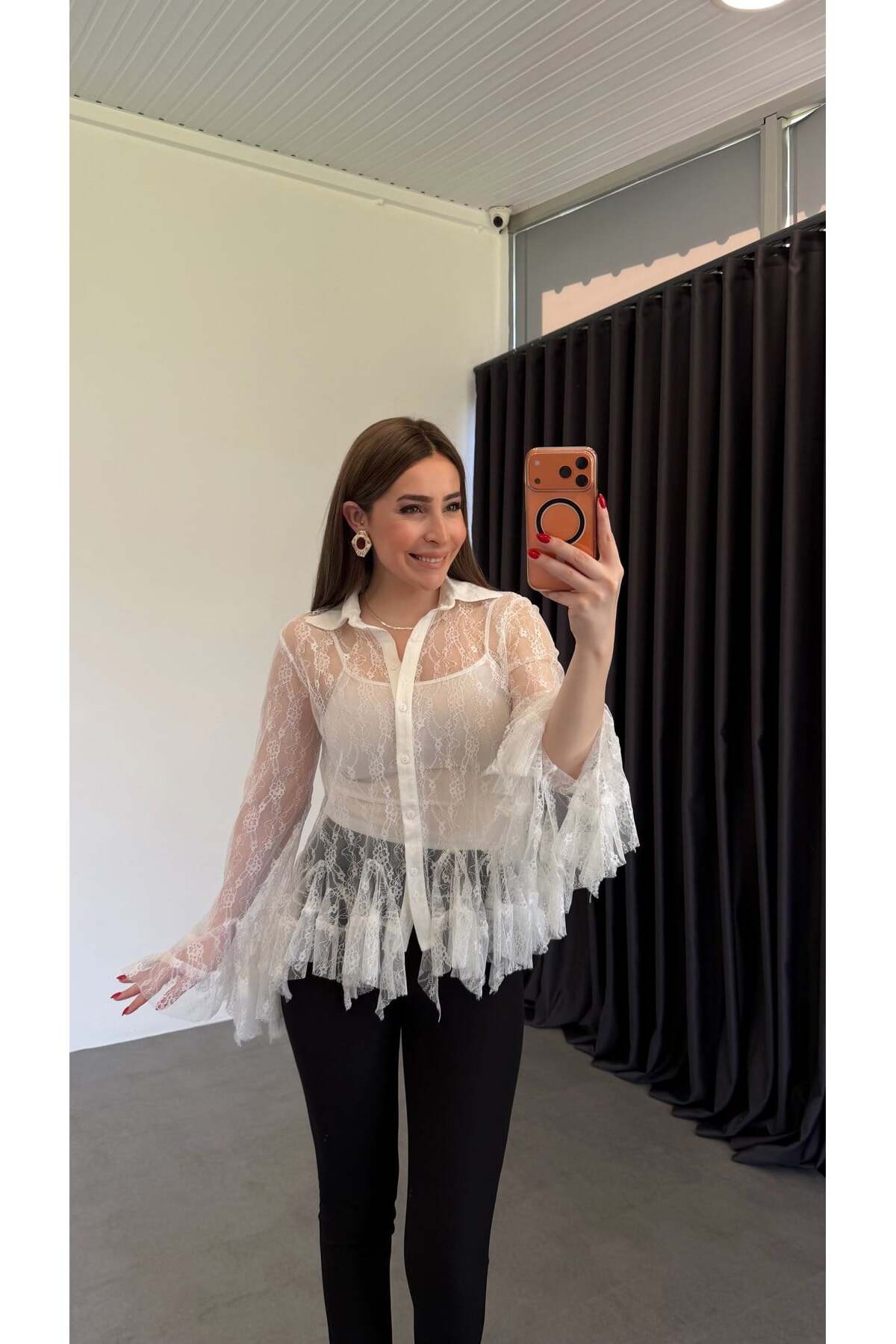 سترة بيضاء مبطنة بستة كشكشات تول دانتيل قطعة