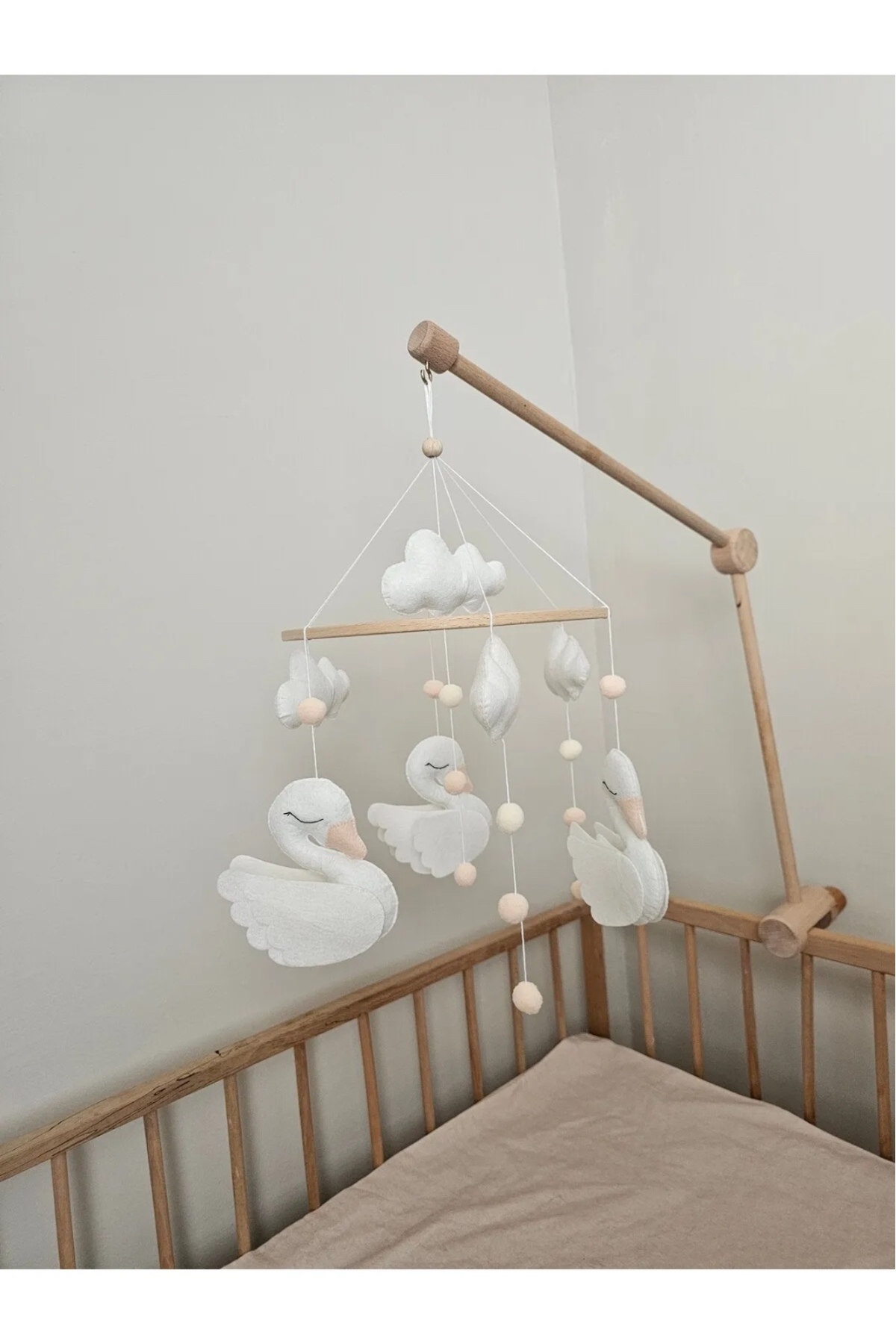 TREND METFİQ DECORATİON Eğitici Beşik Oyuncağı ve Uyku Arkadaşı Özel Tasarım El Yapımı Keçe Bebek Dönencesi -anne fotoğrafı 3 (önizleme)