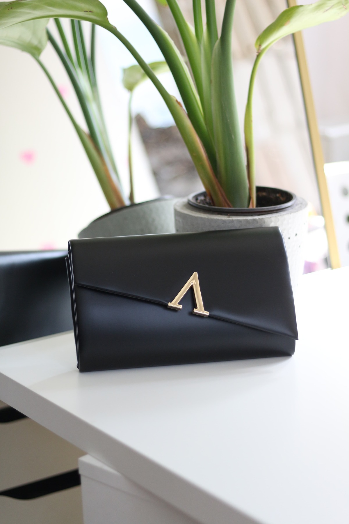 Women's Black V Accessory Chain Shoulder Bag