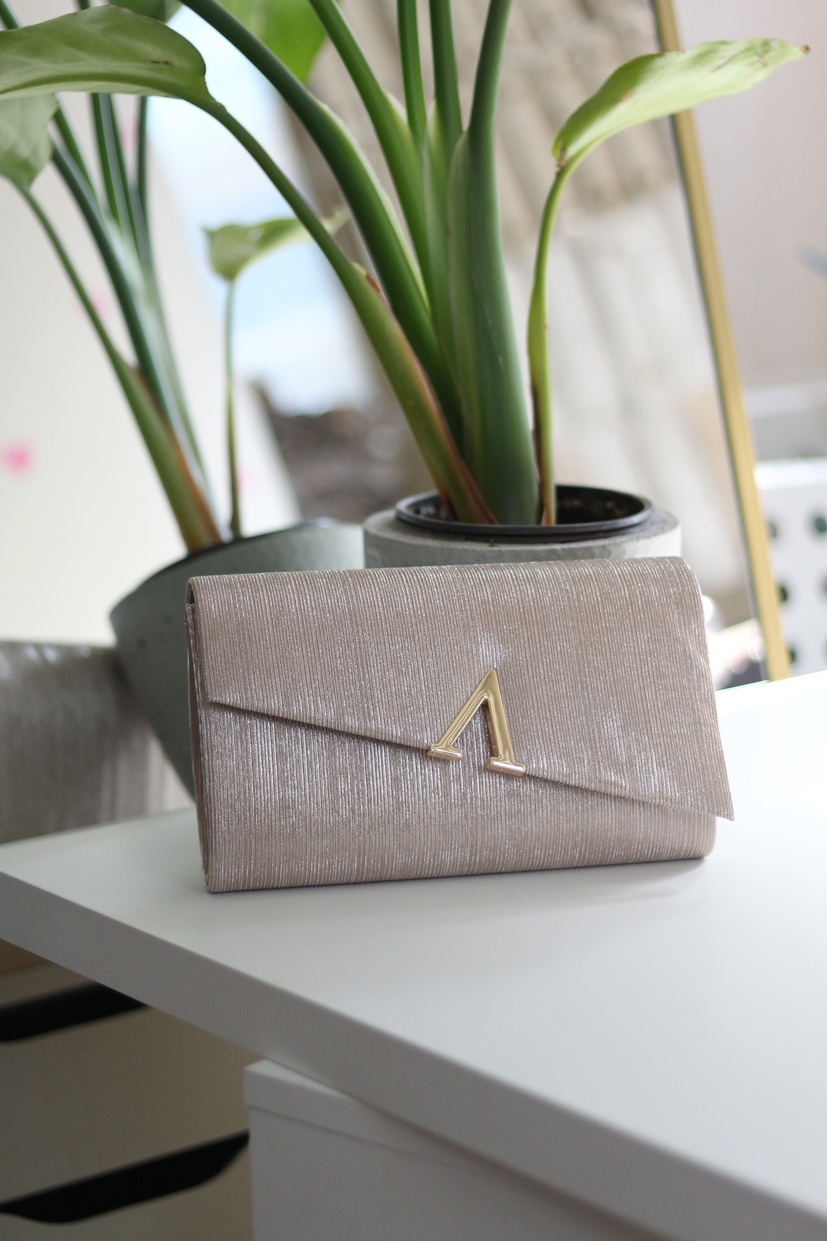 Women's Gold Laser Cut V Accessory Chain Shoulder Bag