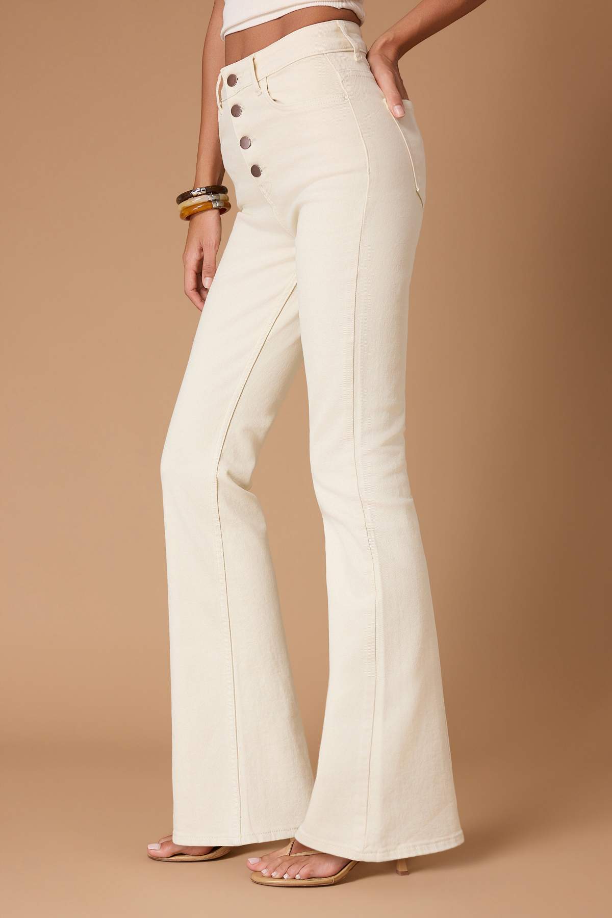 Trendyolmilla  Ekru Düğme Detaylı Yüksek Bel Orta Esnek Flare Jeans TWOSS26JE00038 - Görsel 3