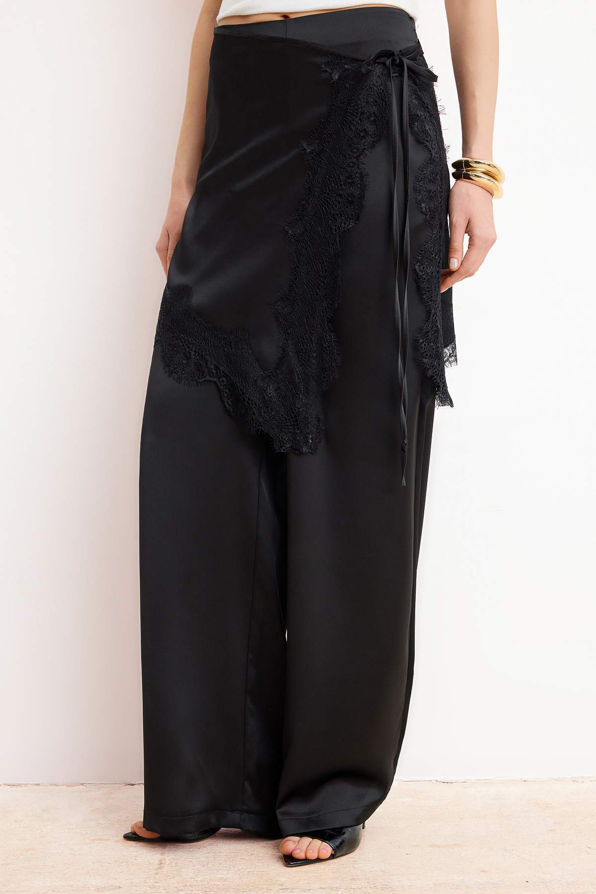 Trendyolmilla  Siyah Şal Detaylı Saten Wide Leg Saten Pantolon TPRSS26PL00007 - Görsel 3