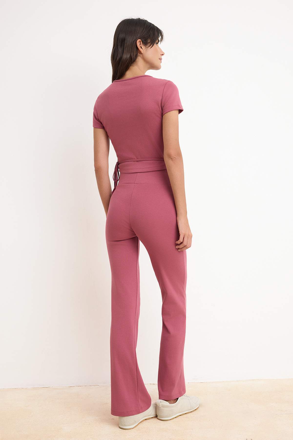 Trendyolmilla  Gül Kurusu Fitted/Vücuda Oturan İspanyol Paça Pamuk Ribana Örme Alt-Üst Takım TWOSS26AU00082 - Görsel 4