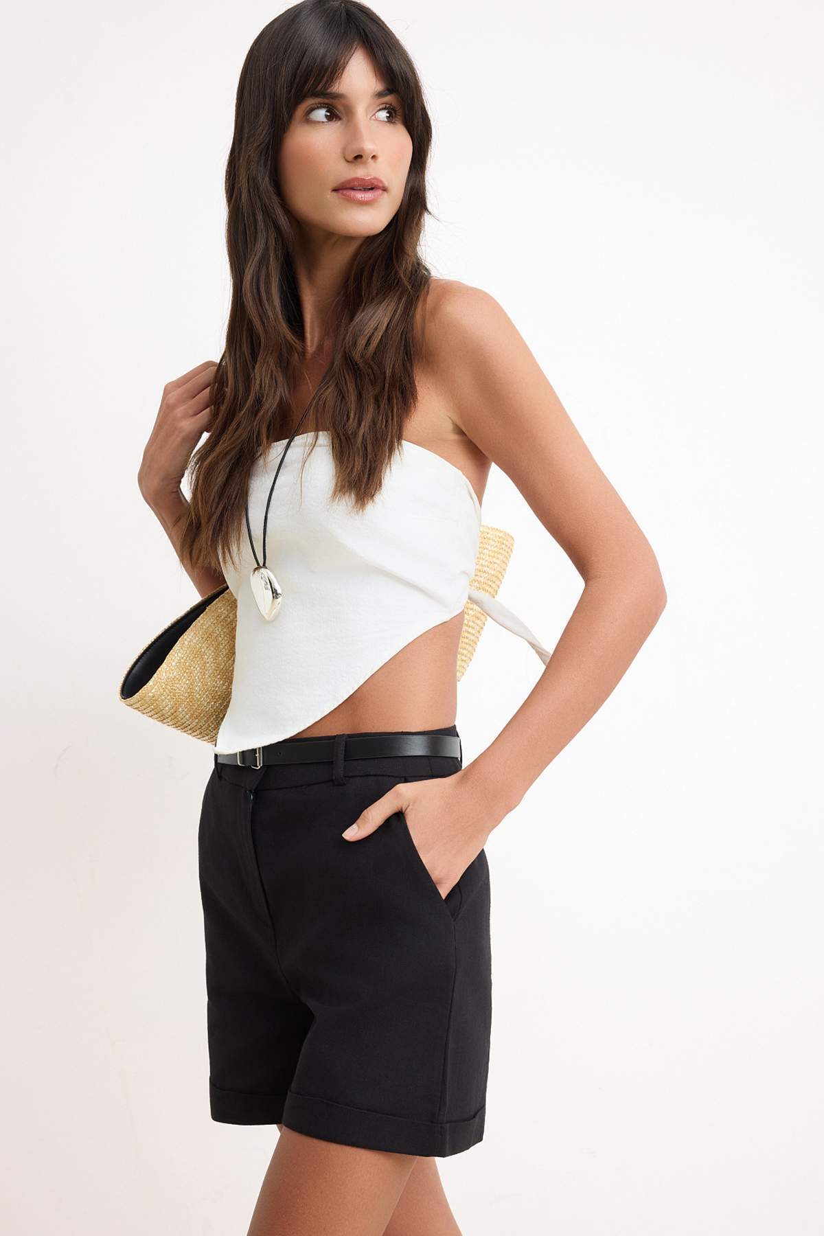 Trendyolmilla  Siyah Kemerli Keten Görünümlü Kısa Şort & Bermuda TWOSS26SR00037